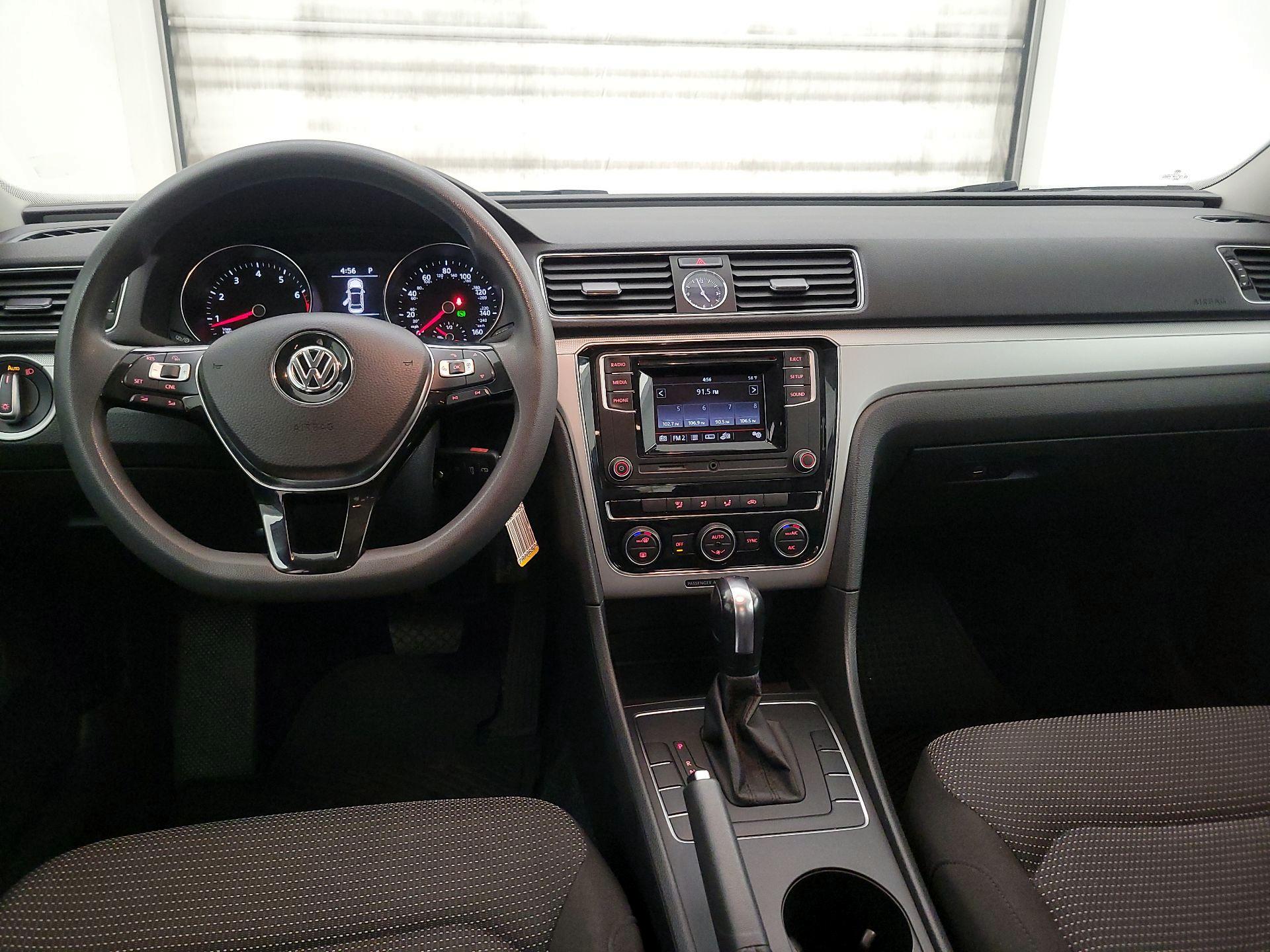 Thumbnail: 2017 Volkswagen Passat - 9