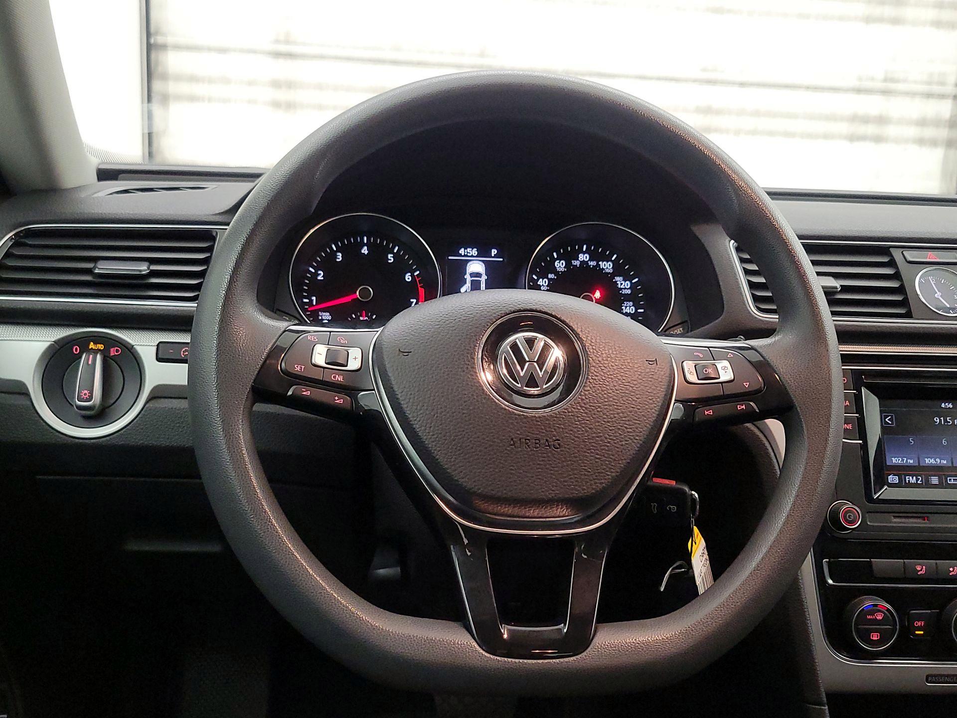 Thumbnail: 2017 Volkswagen Passat - 10