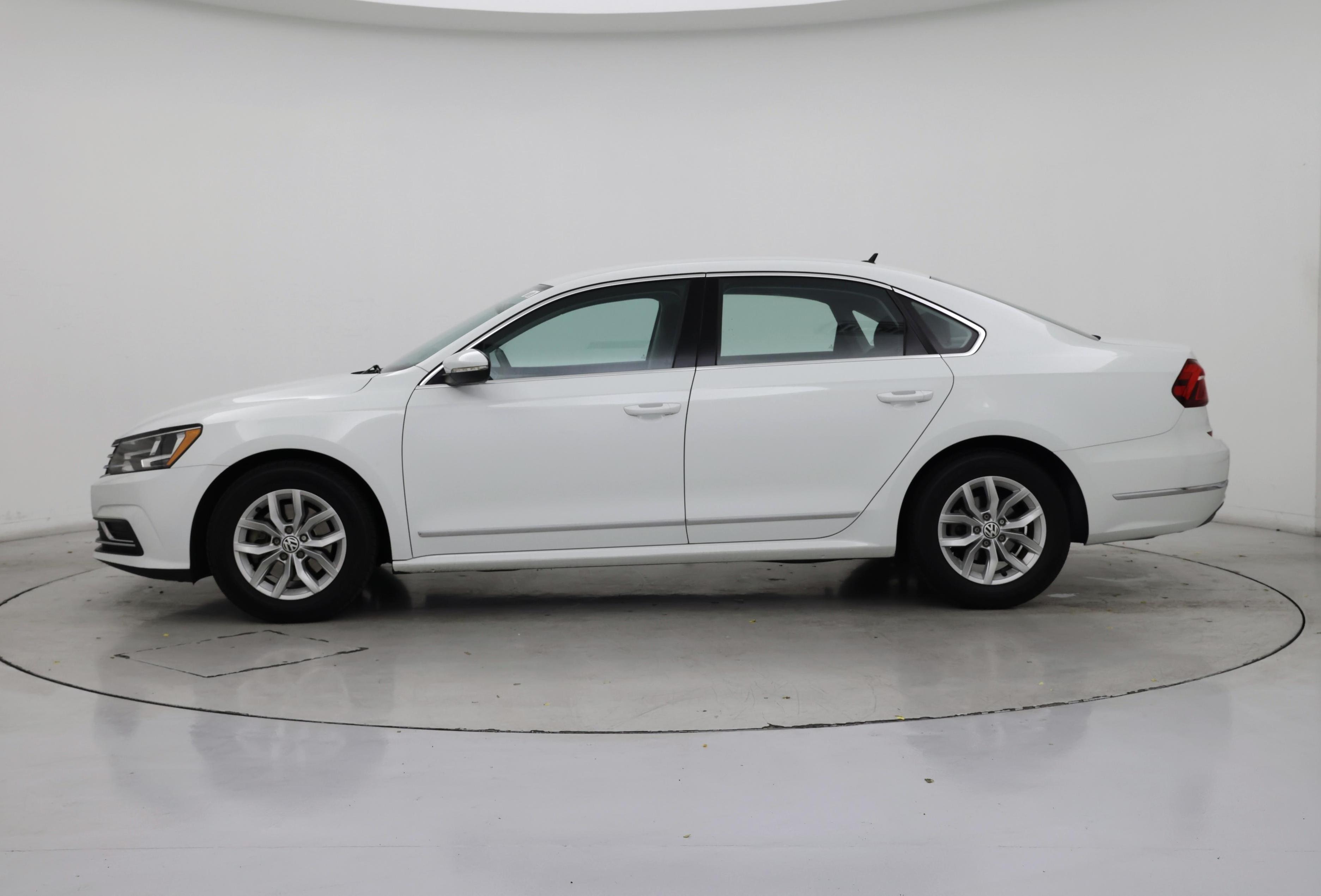 Thumbnail: 2017 Volkswagen Passat - 3