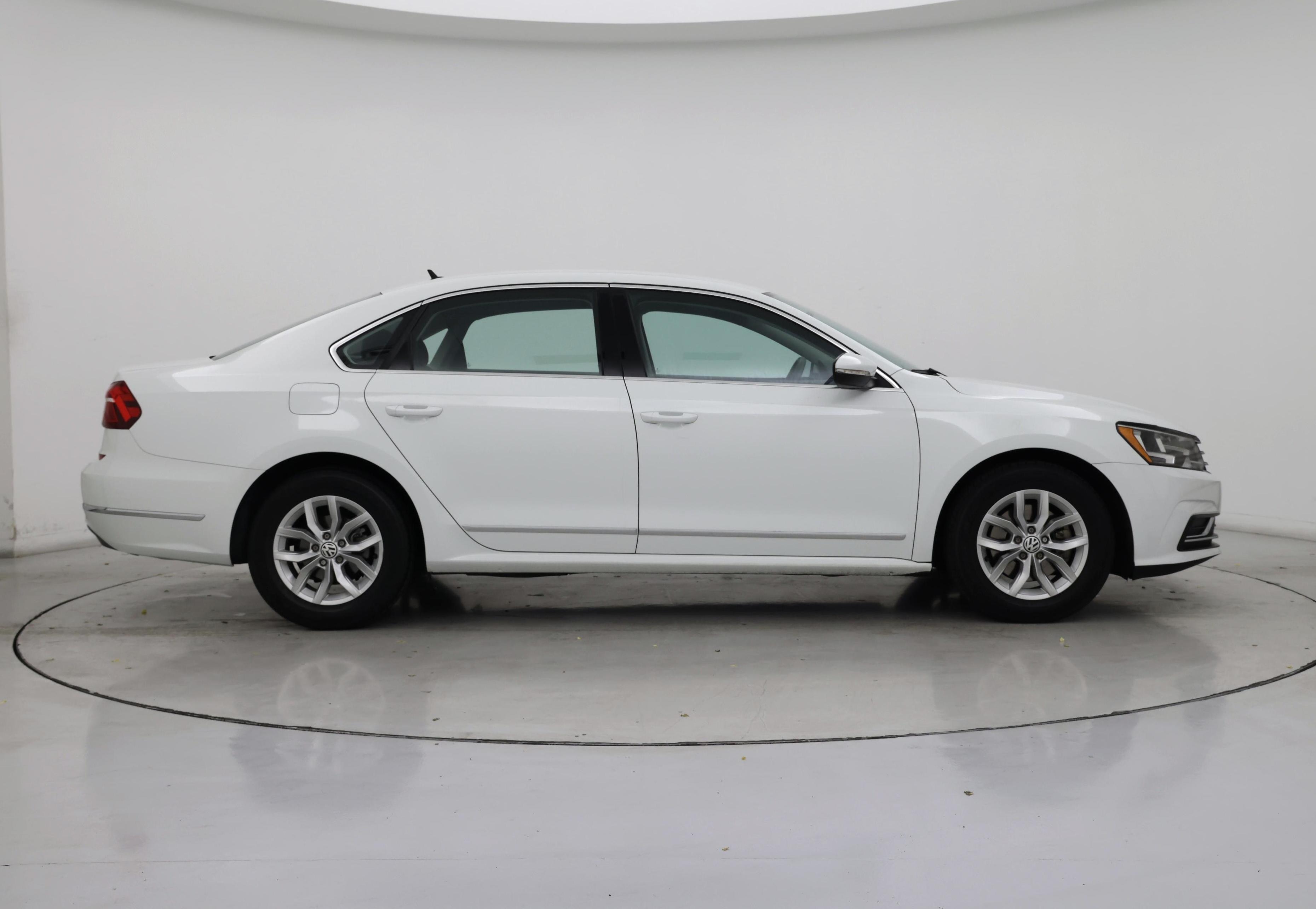 Thumbnail: 2017 Volkswagen Passat - 7