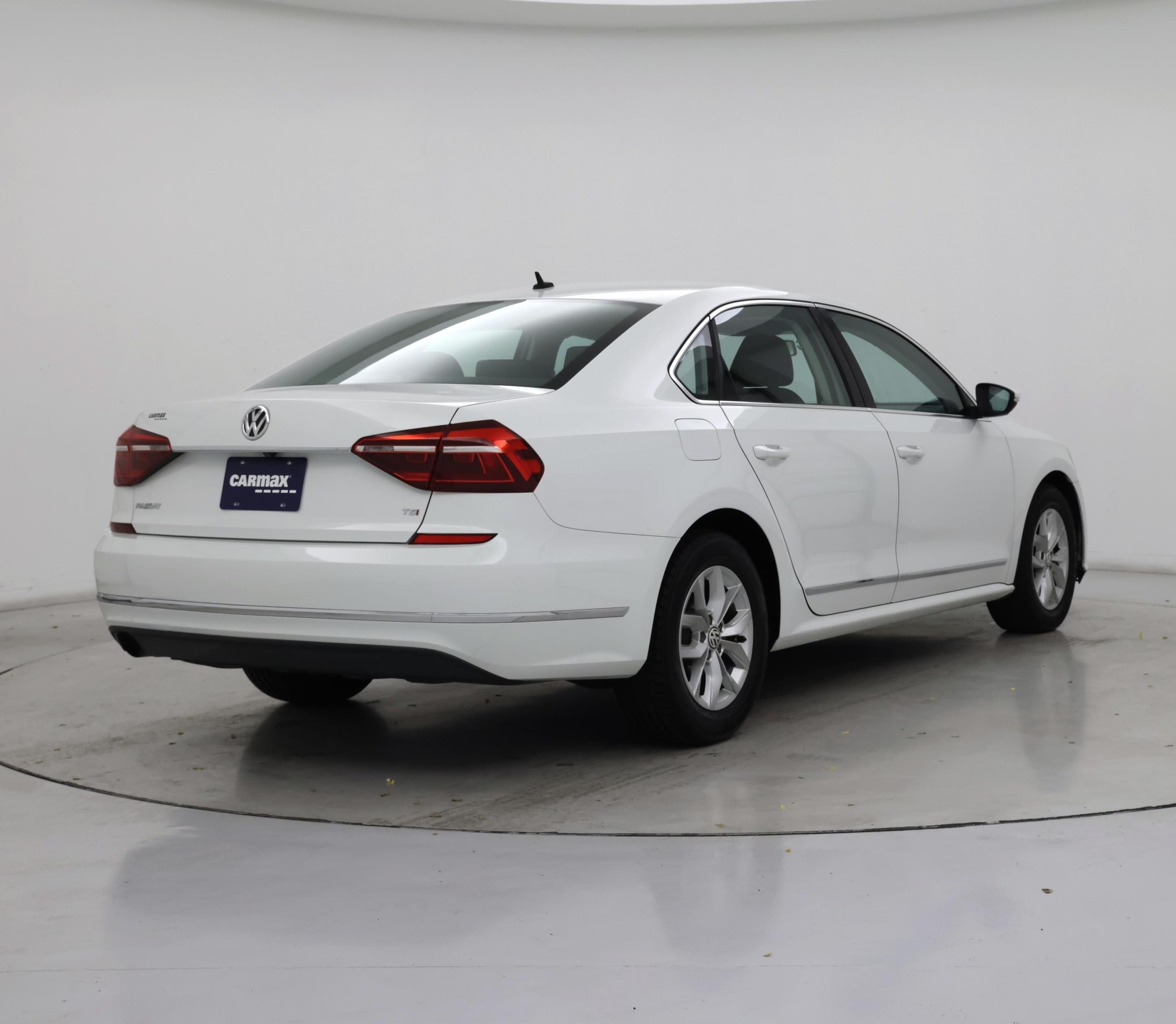 Thumbnail: 2017 Volkswagen Passat - 8
