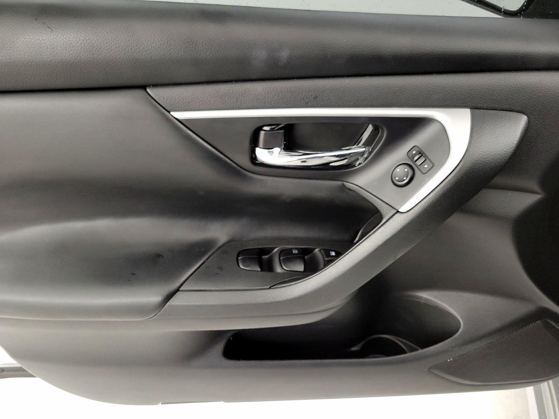 Thumbnail: 2016 Nissan Altima - 12