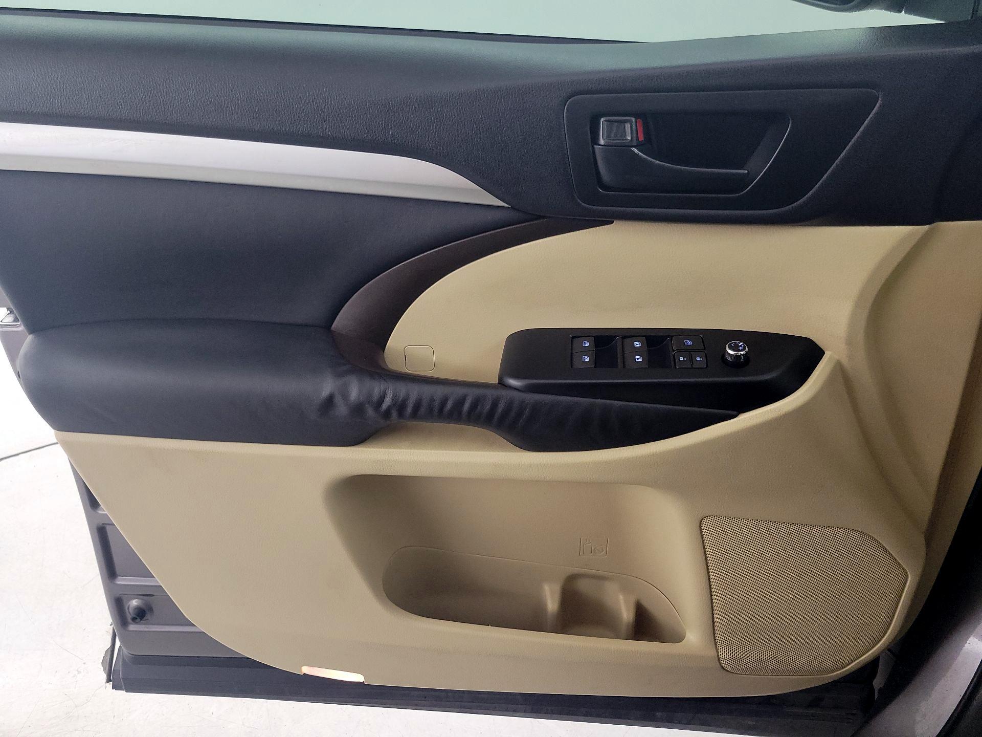Thumbnail: 2015 Toyota Highlander - 12