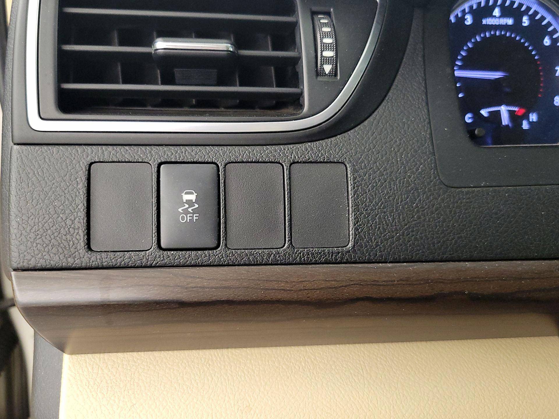 Thumbnail: 2017 Toyota Camry - 13