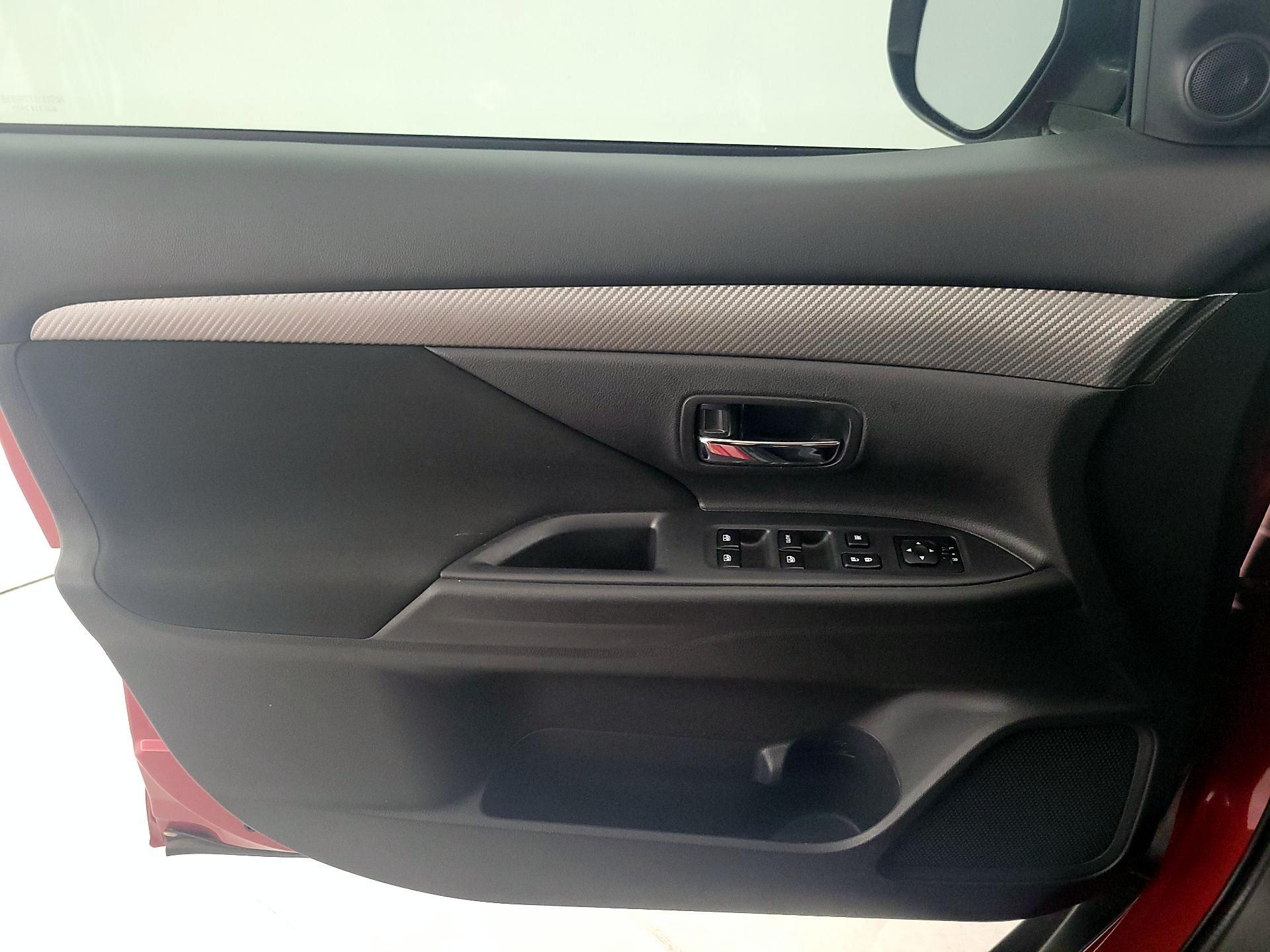 Thumbnail: 2017 Mitsubishi Outlander - 12