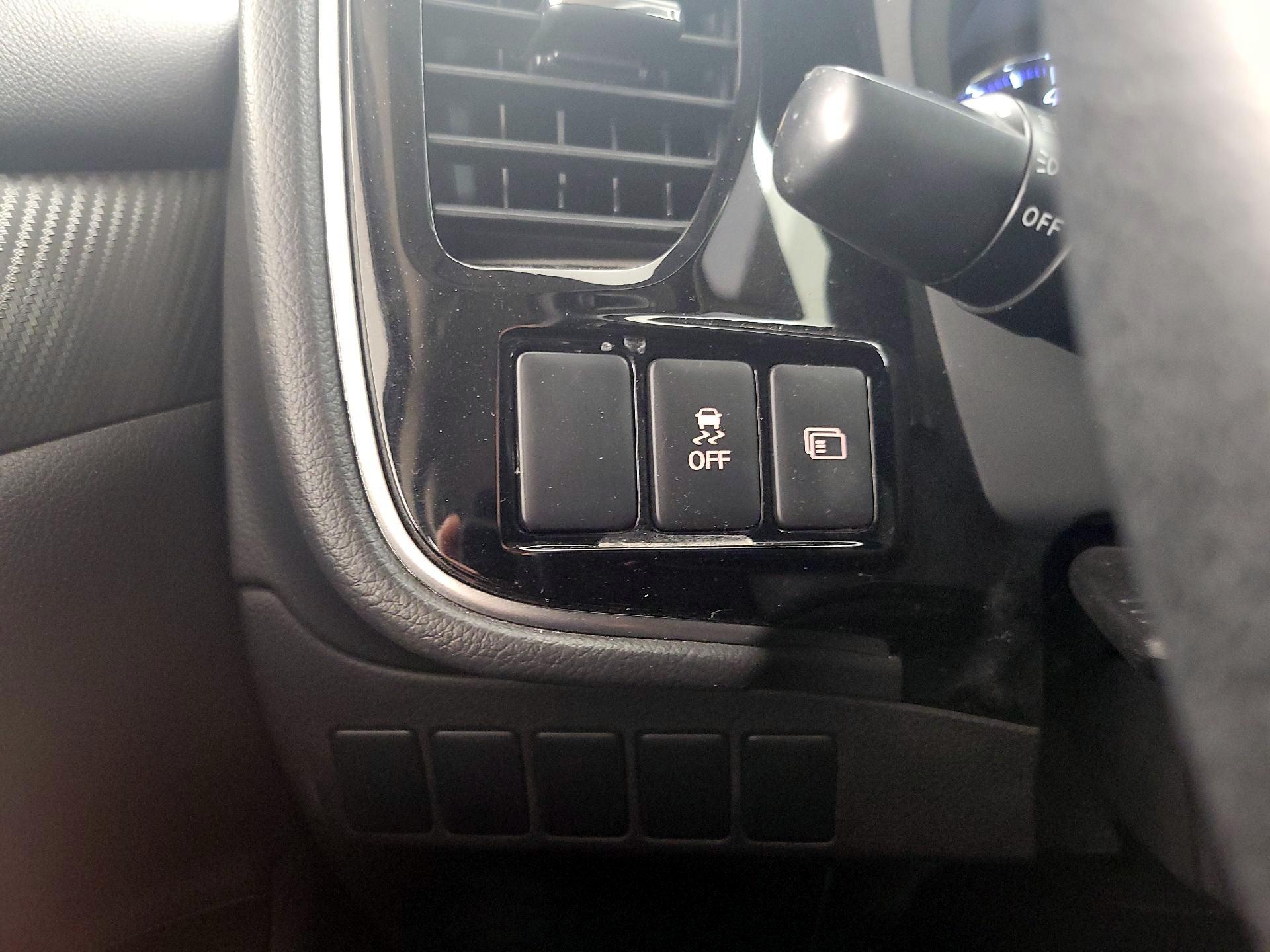 Thumbnail: 2017 Mitsubishi Outlander - 13