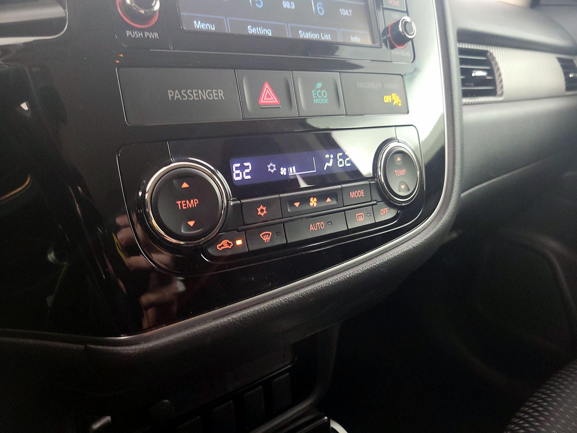 Thumbnail: 2017 Mitsubishi Outlander - 16