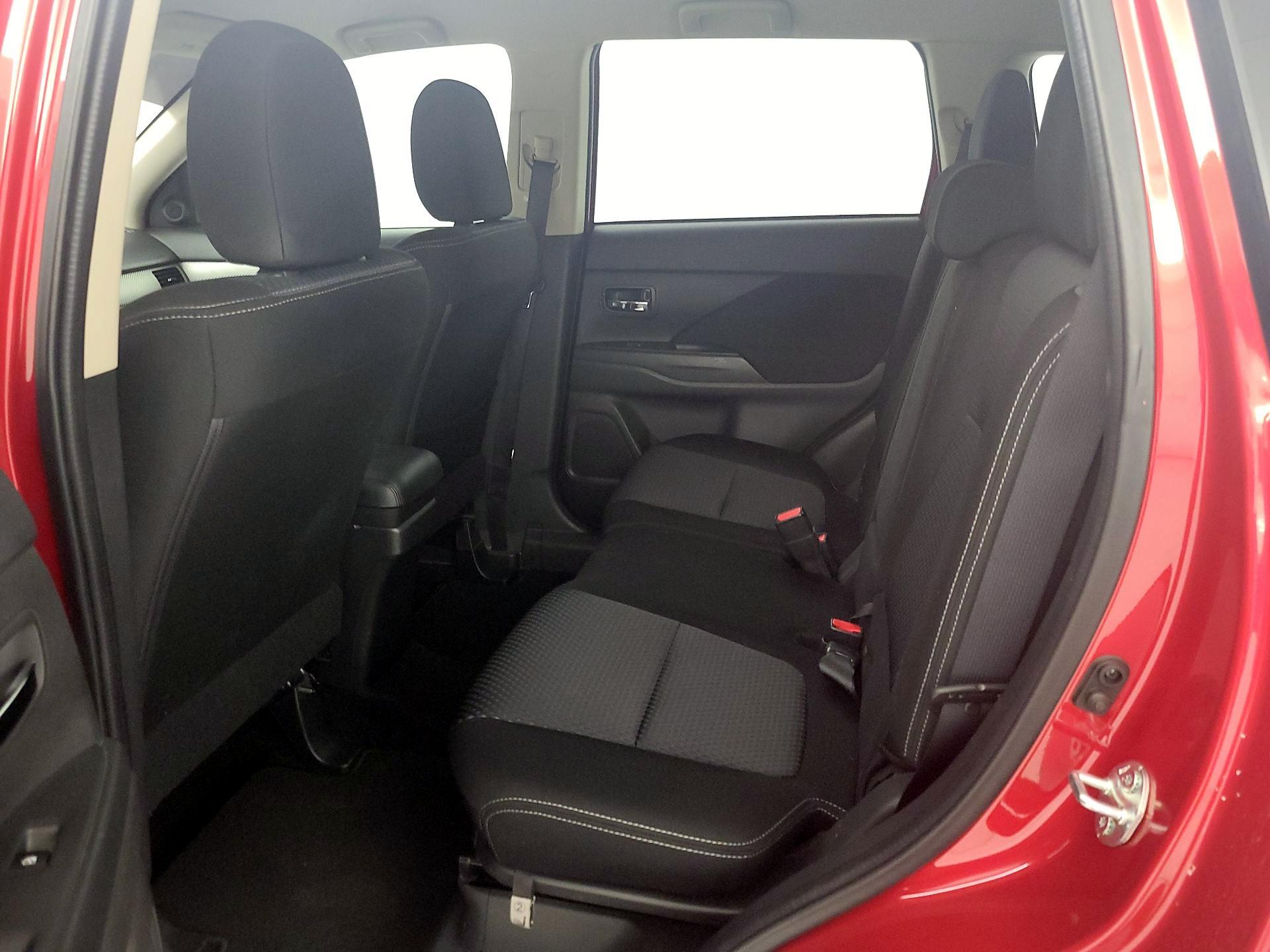 Thumbnail: 2017 Mitsubishi Outlander - 18