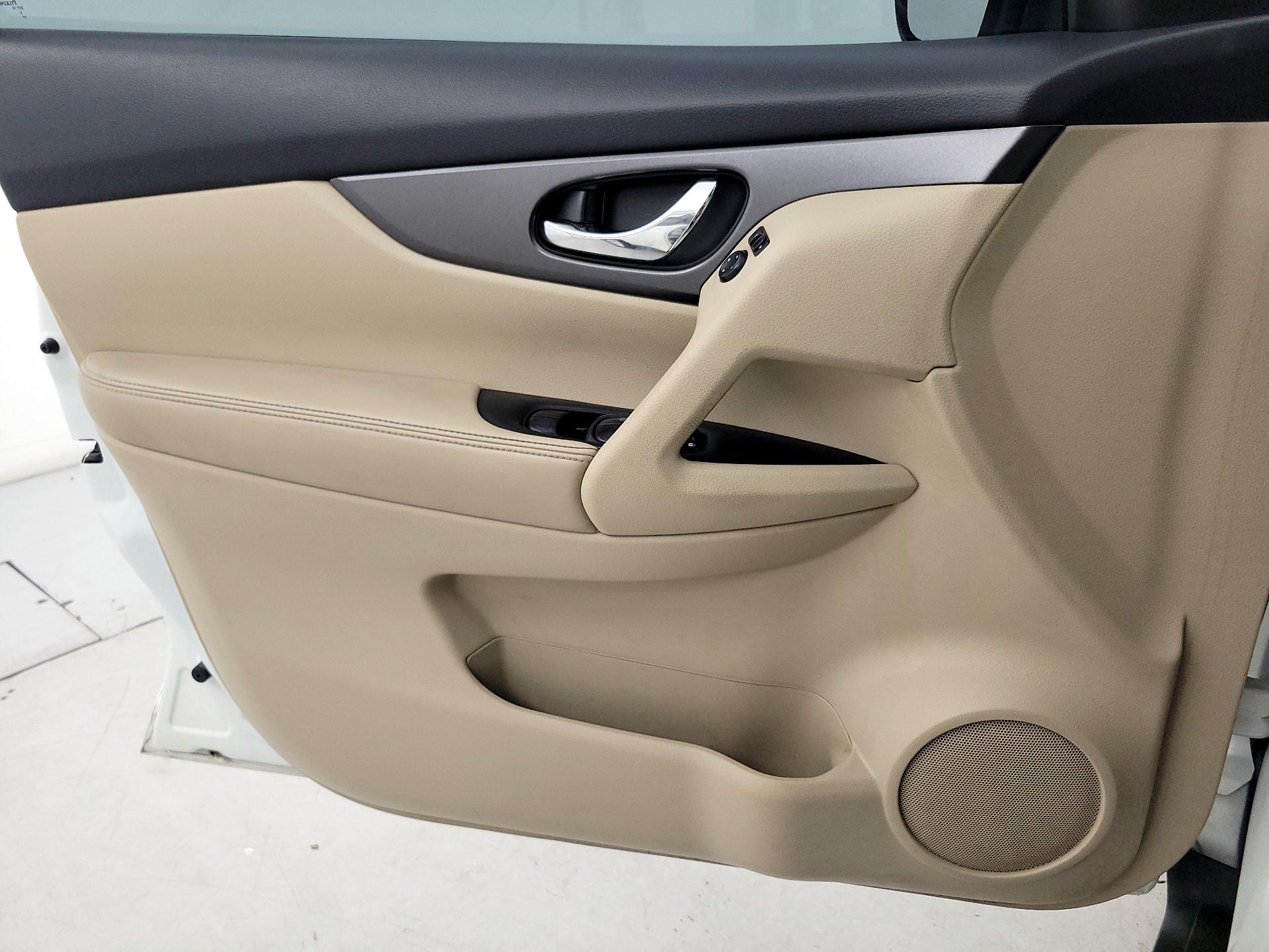Thumbnail: 2015 Nissan Rogue - 12