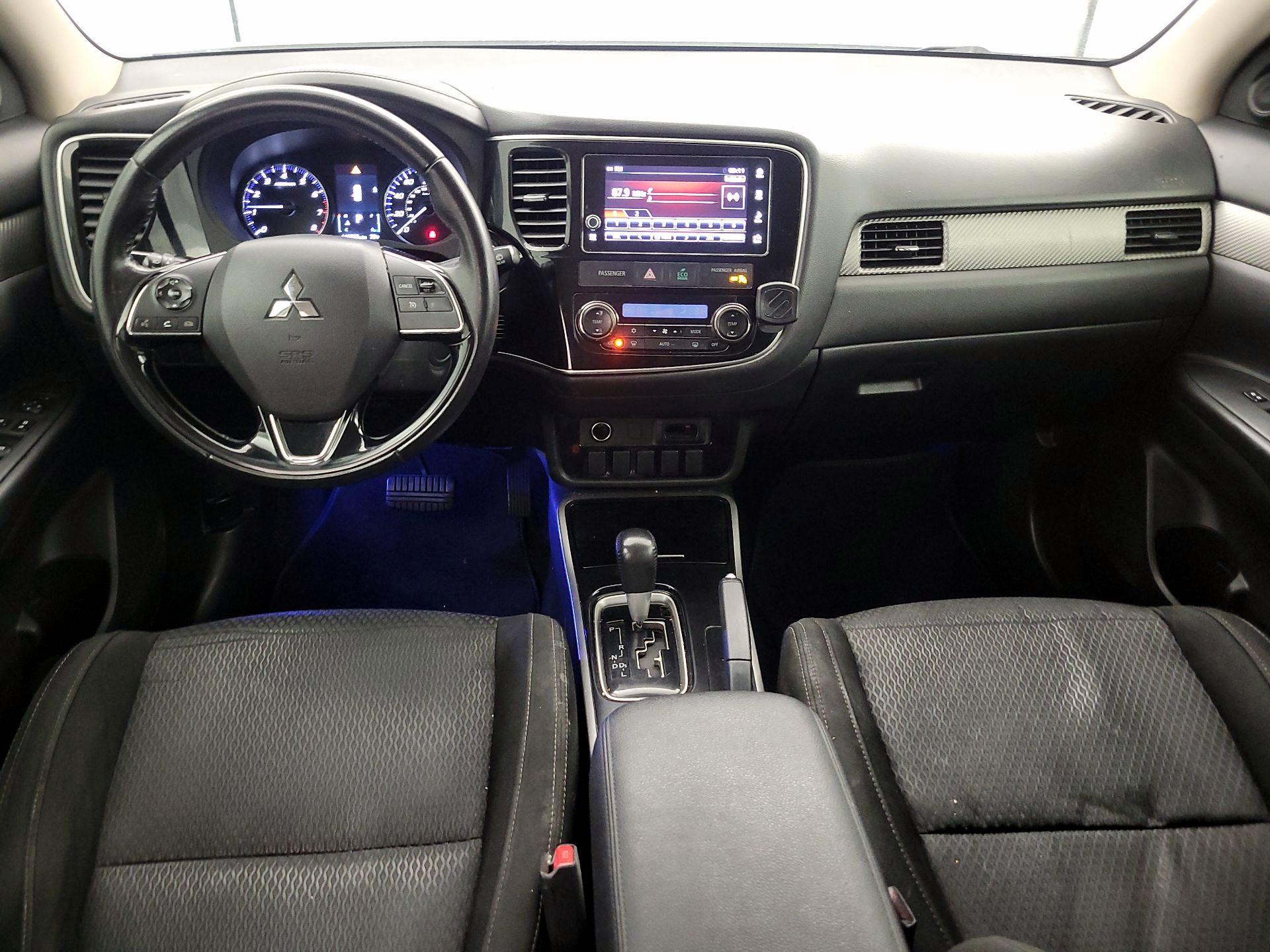 Thumbnail: 2017 Mitsubishi Outlander - 9