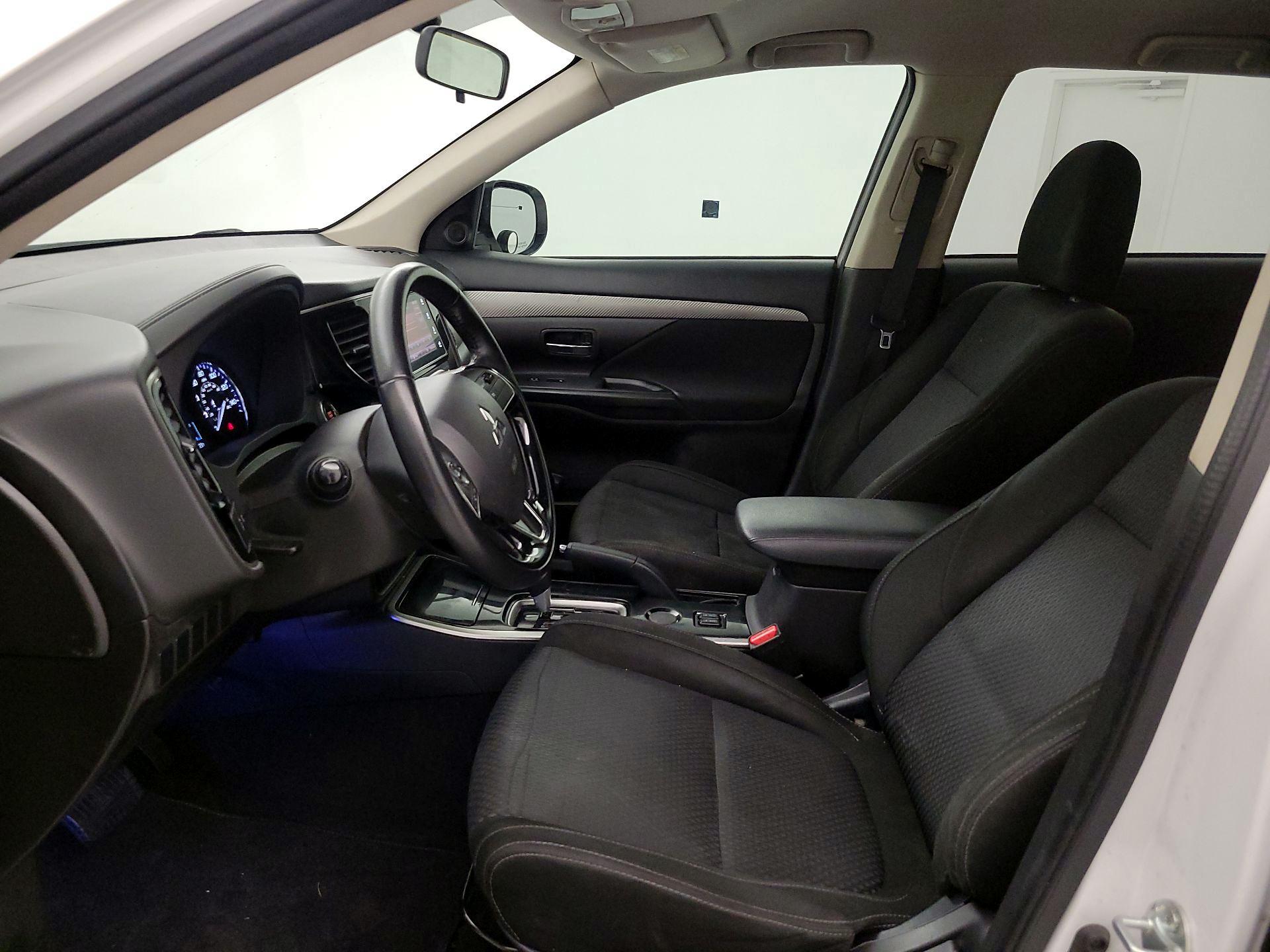 Thumbnail: 2017 Mitsubishi Outlander - 11