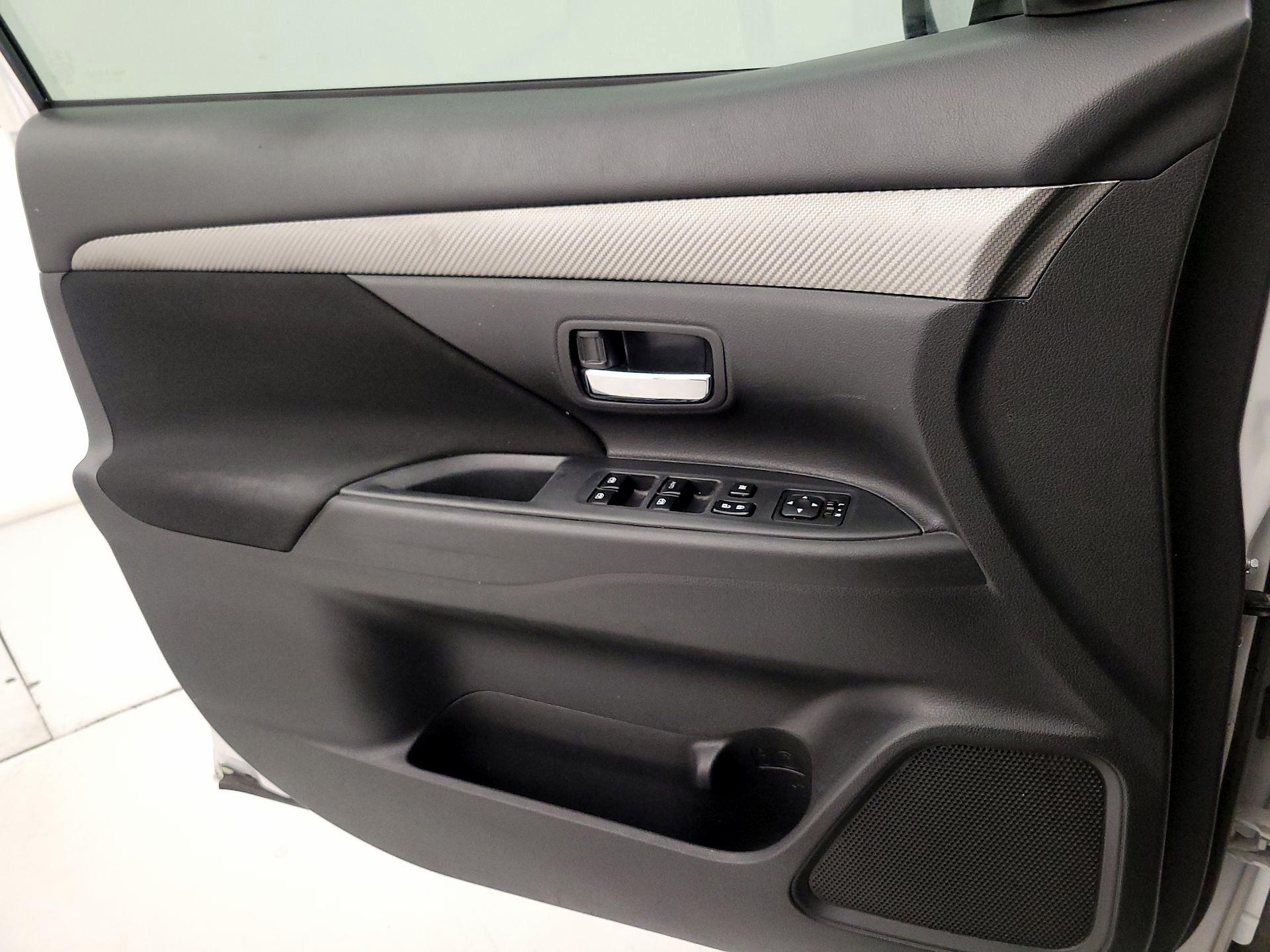 Thumbnail: 2017 Mitsubishi Outlander - 12