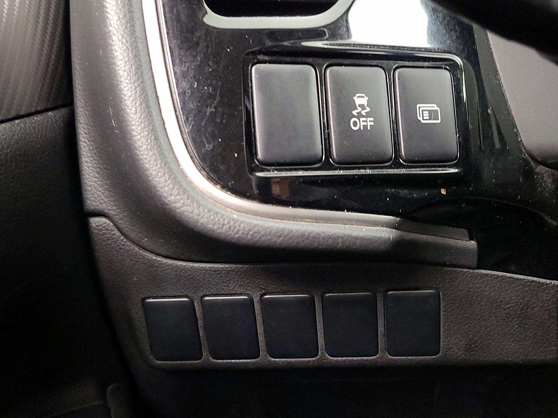 Thumbnail: 2017 Mitsubishi Outlander - 13