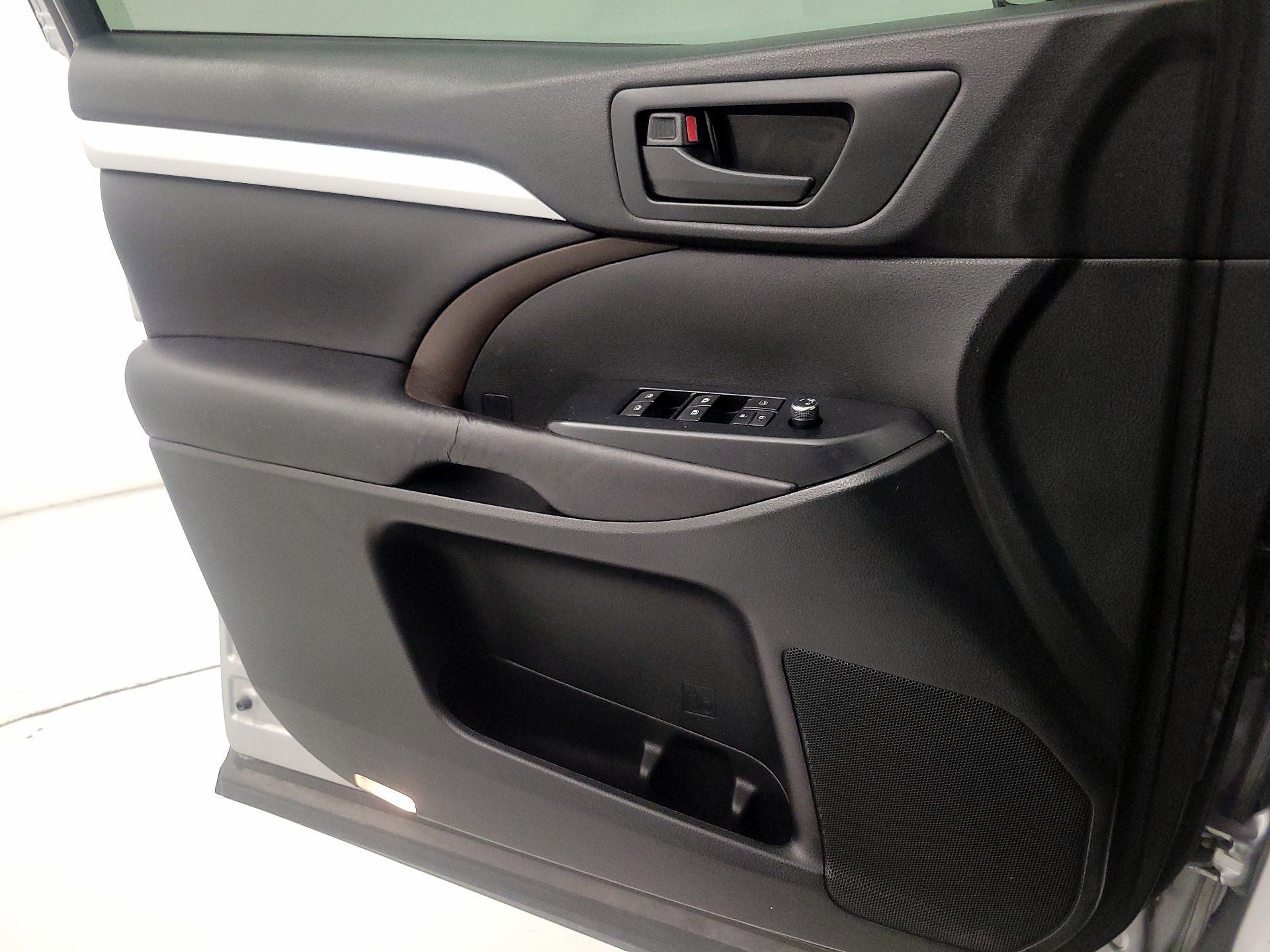 Thumbnail: 2016 Toyota Highlander - 12