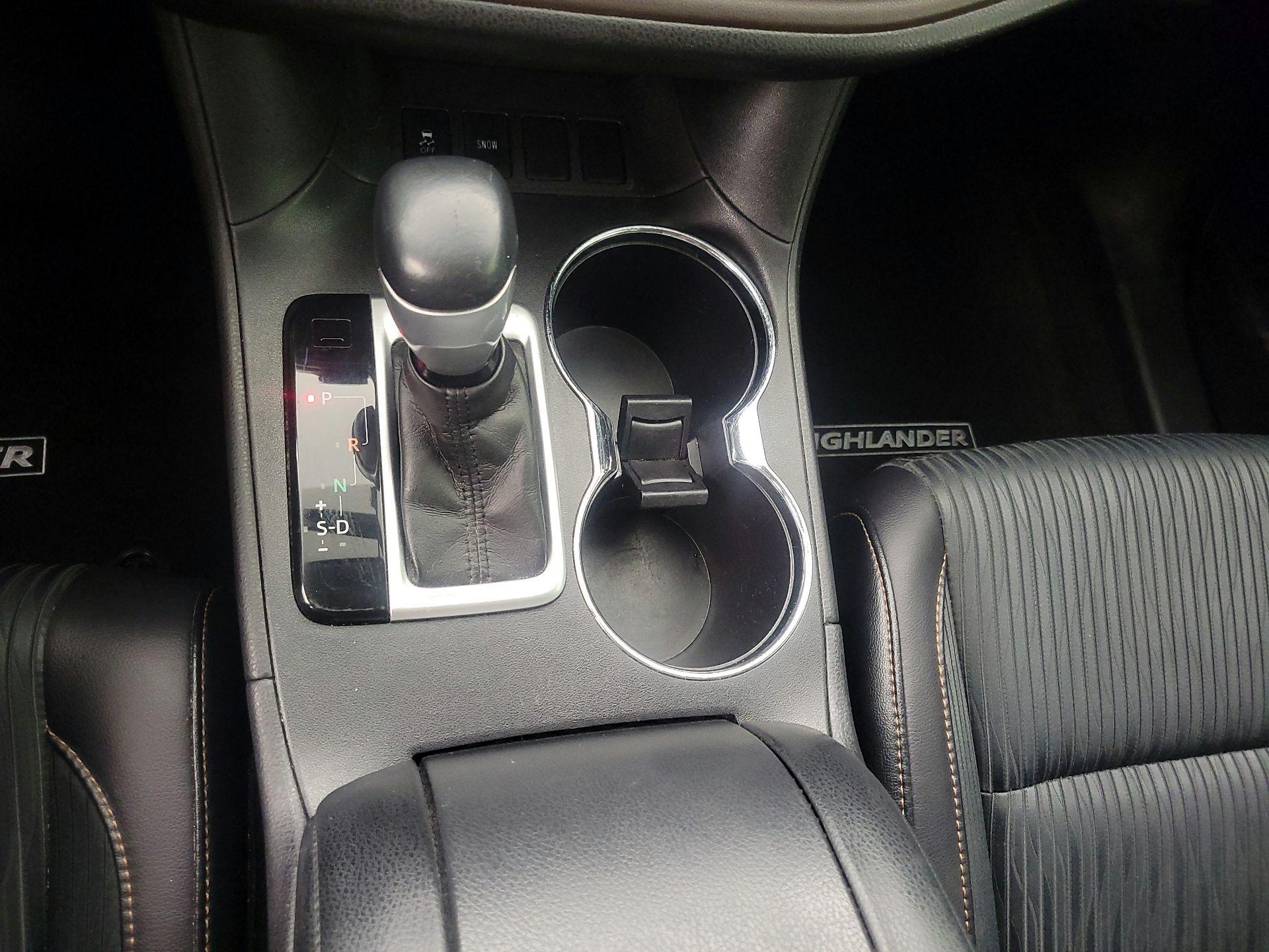 Thumbnail: 2016 Toyota Highlander - 17