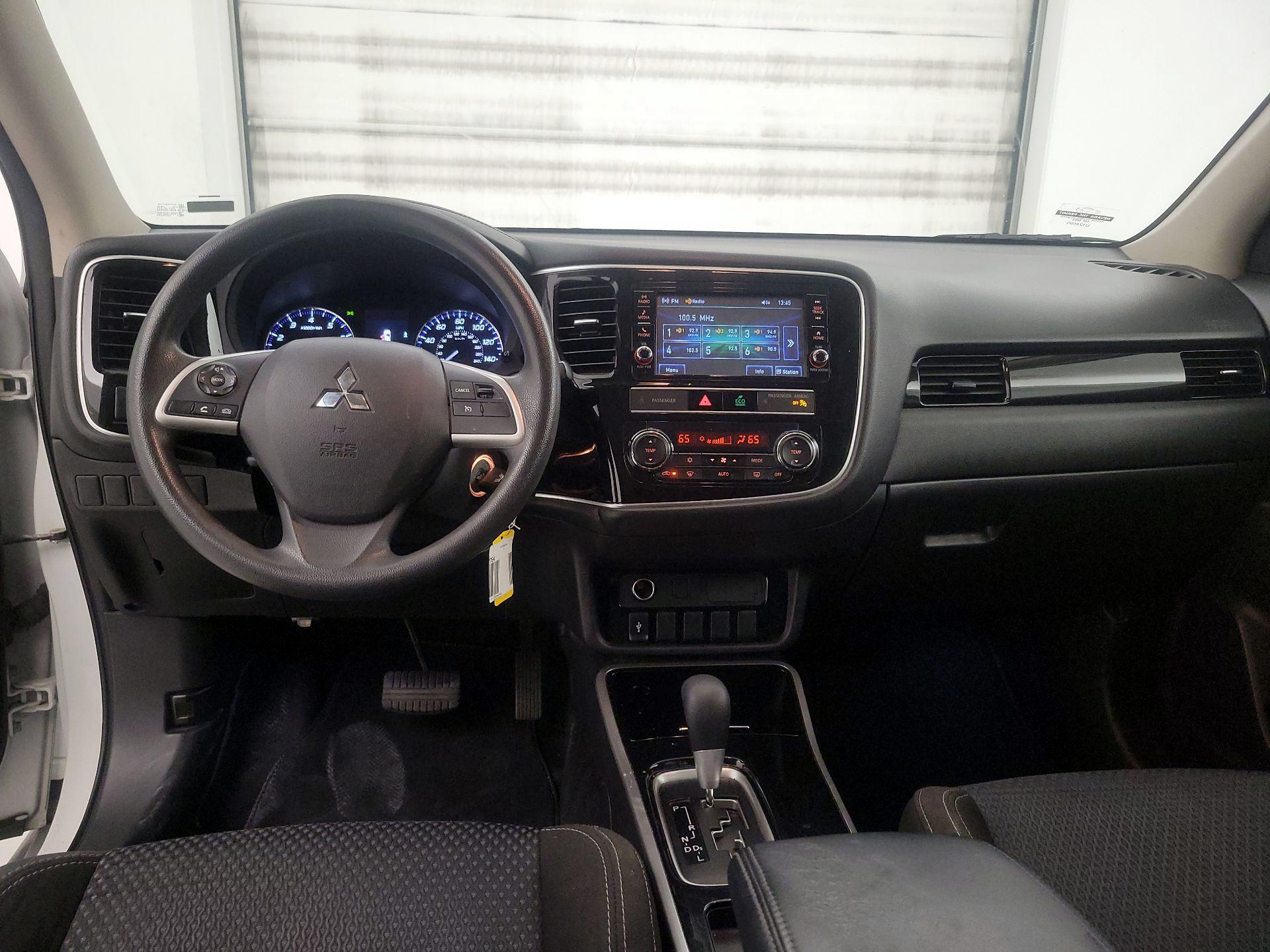 Thumbnail: 2019 Mitsubishi Outlander - 9