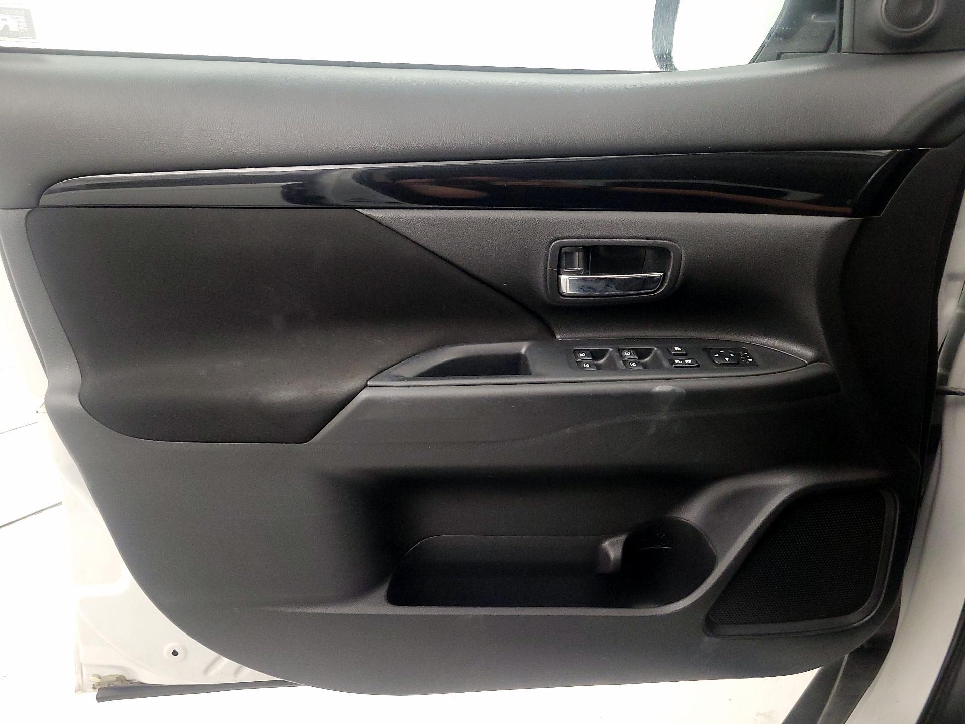 Thumbnail: 2019 Mitsubishi Outlander - 12