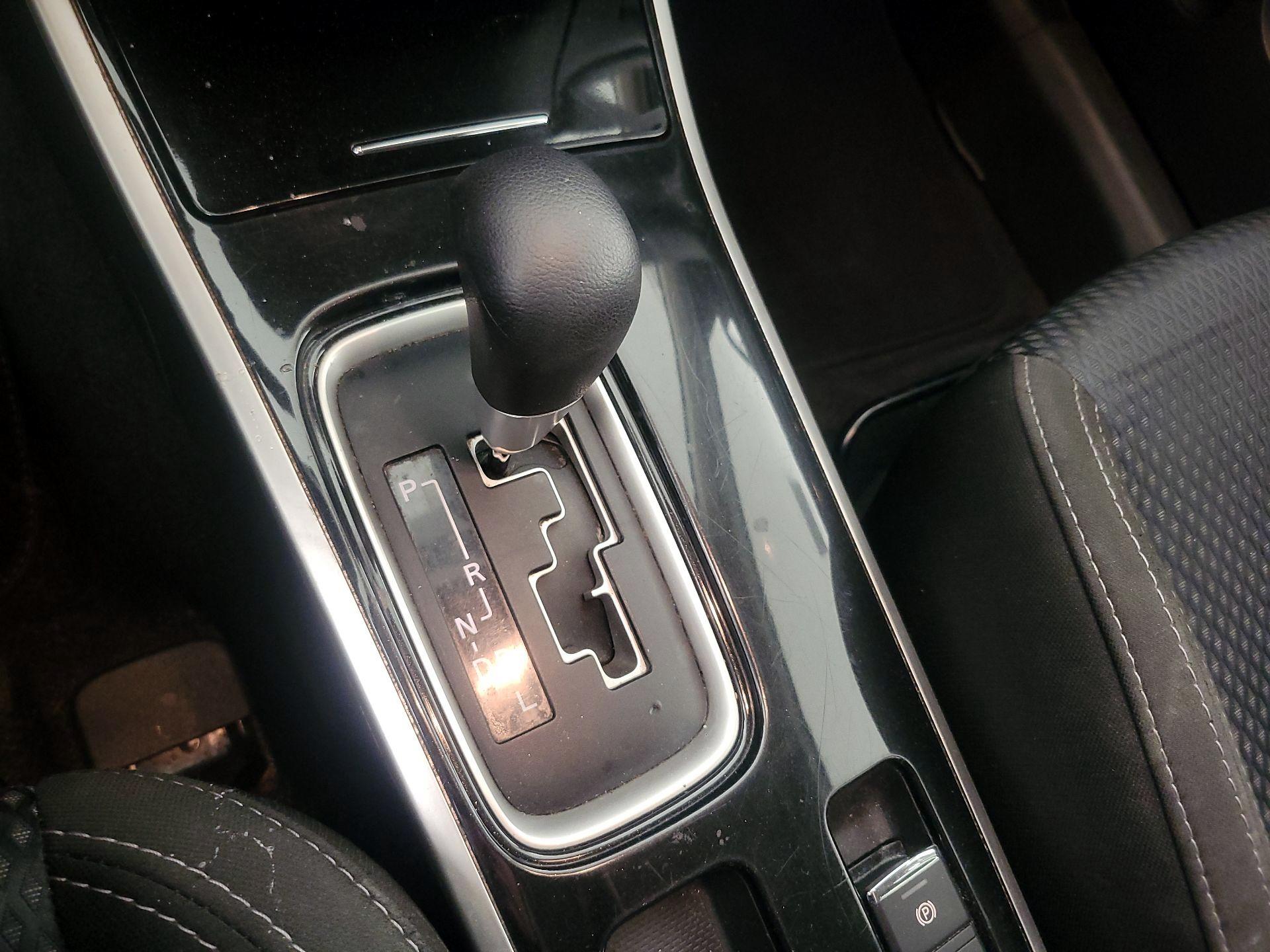 Thumbnail: 2019 Mitsubishi Outlander - 16