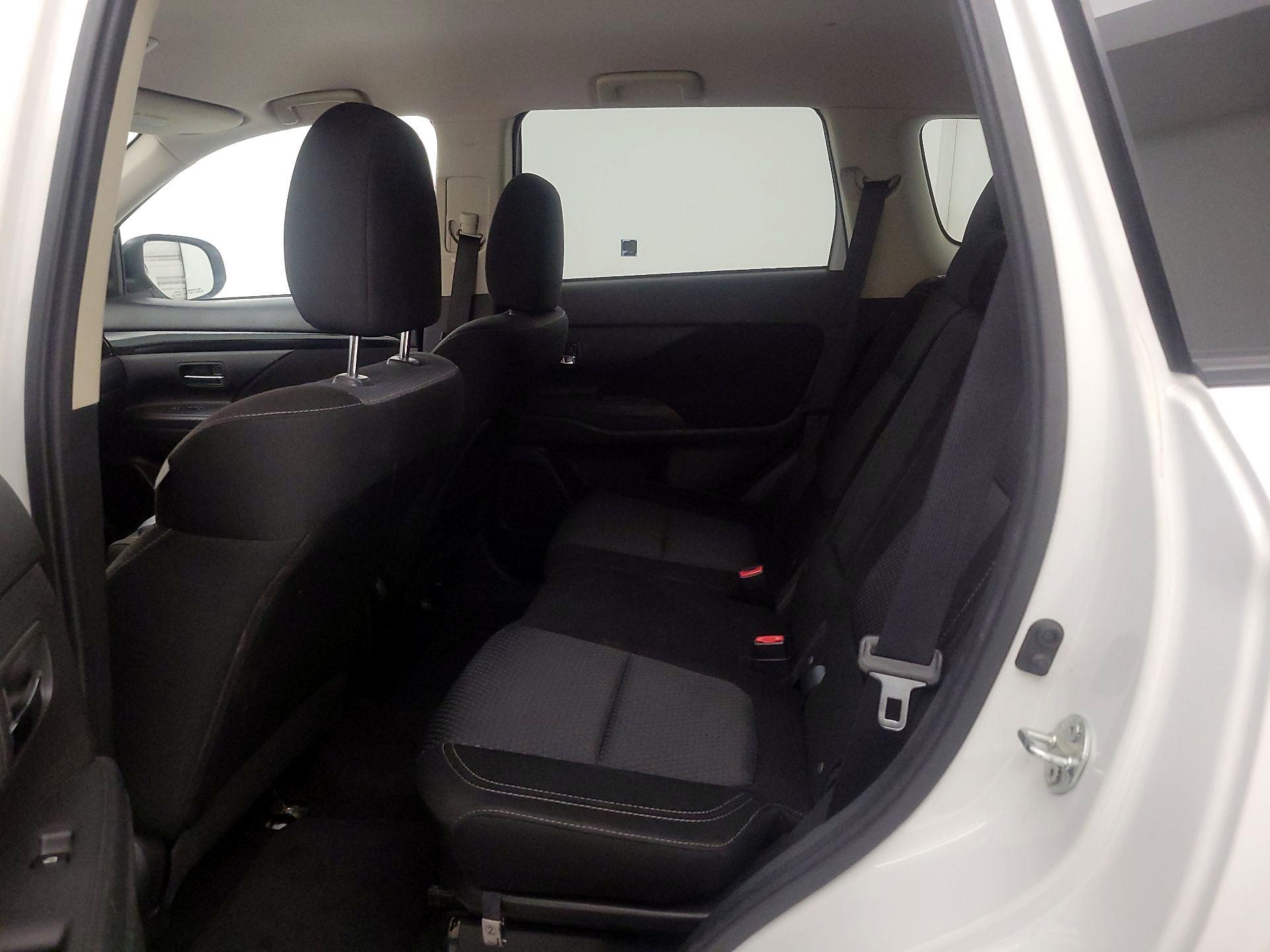 Thumbnail: 2019 Mitsubishi Outlander - 18