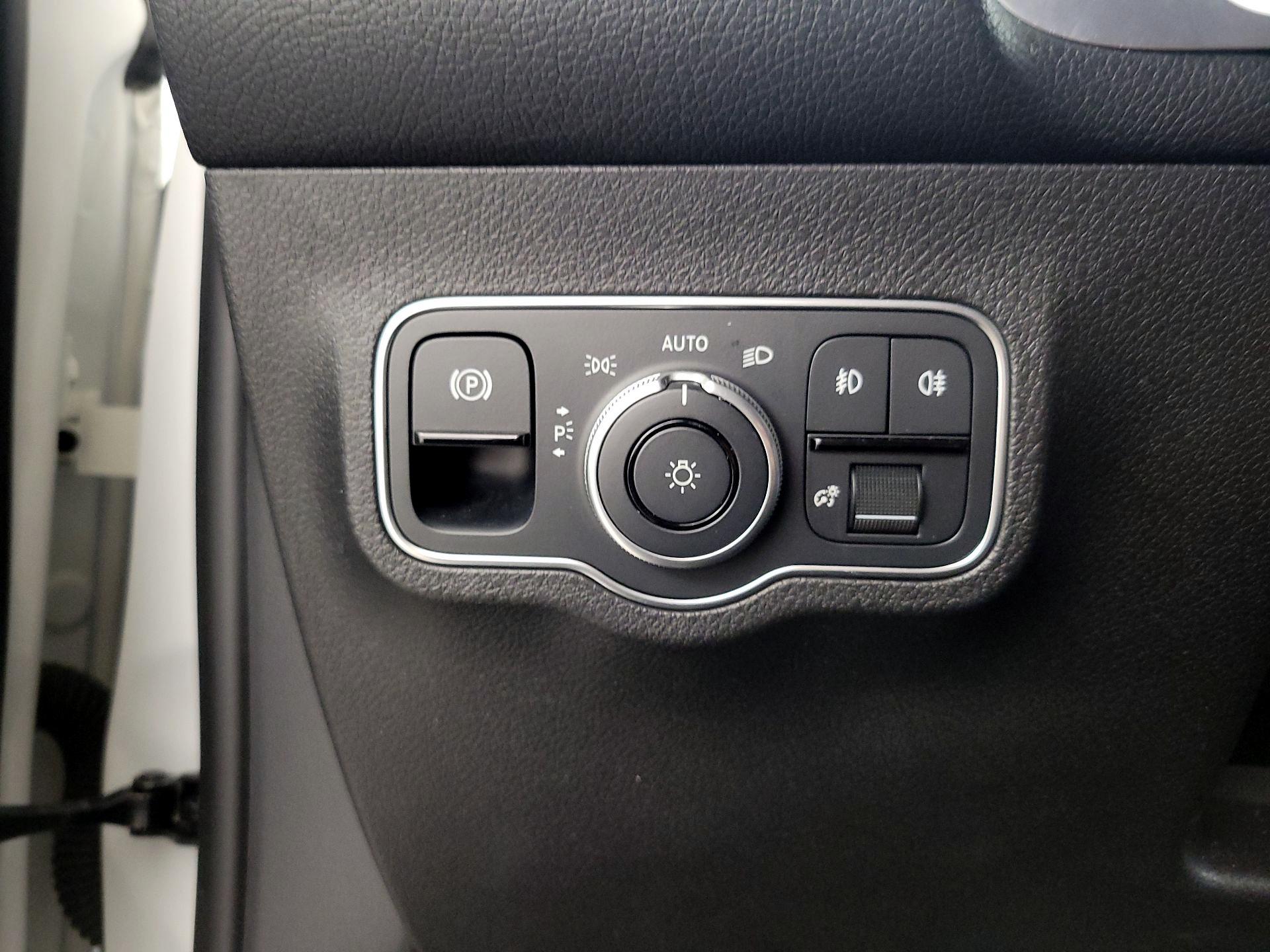 Thumbnail: 2022 Mercedes-Benz GLB - 13