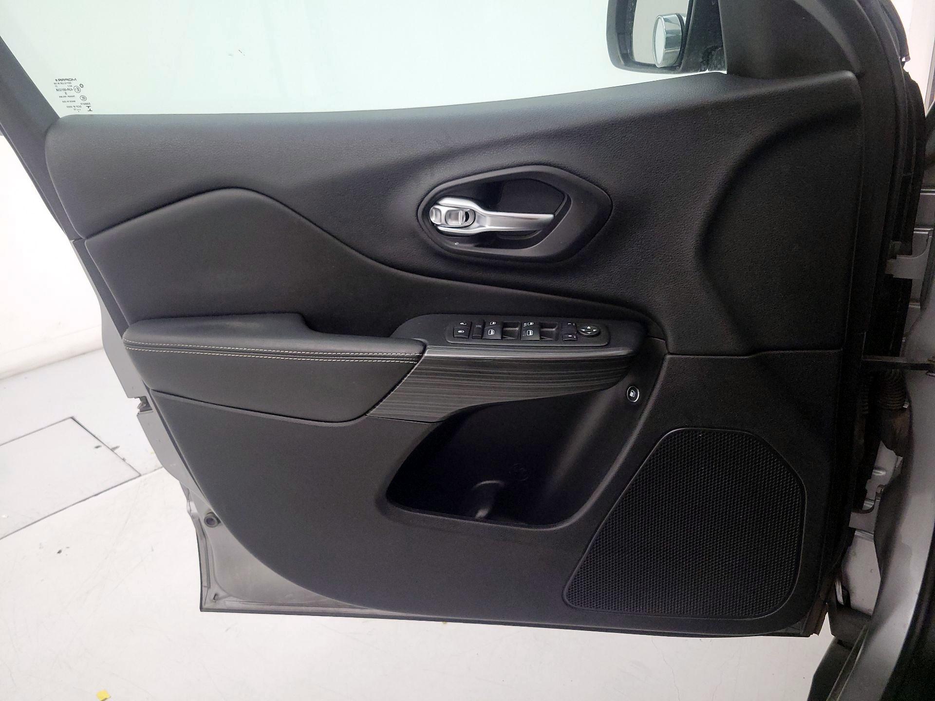 Thumbnail: 2015 Jeep Cherokee - 12