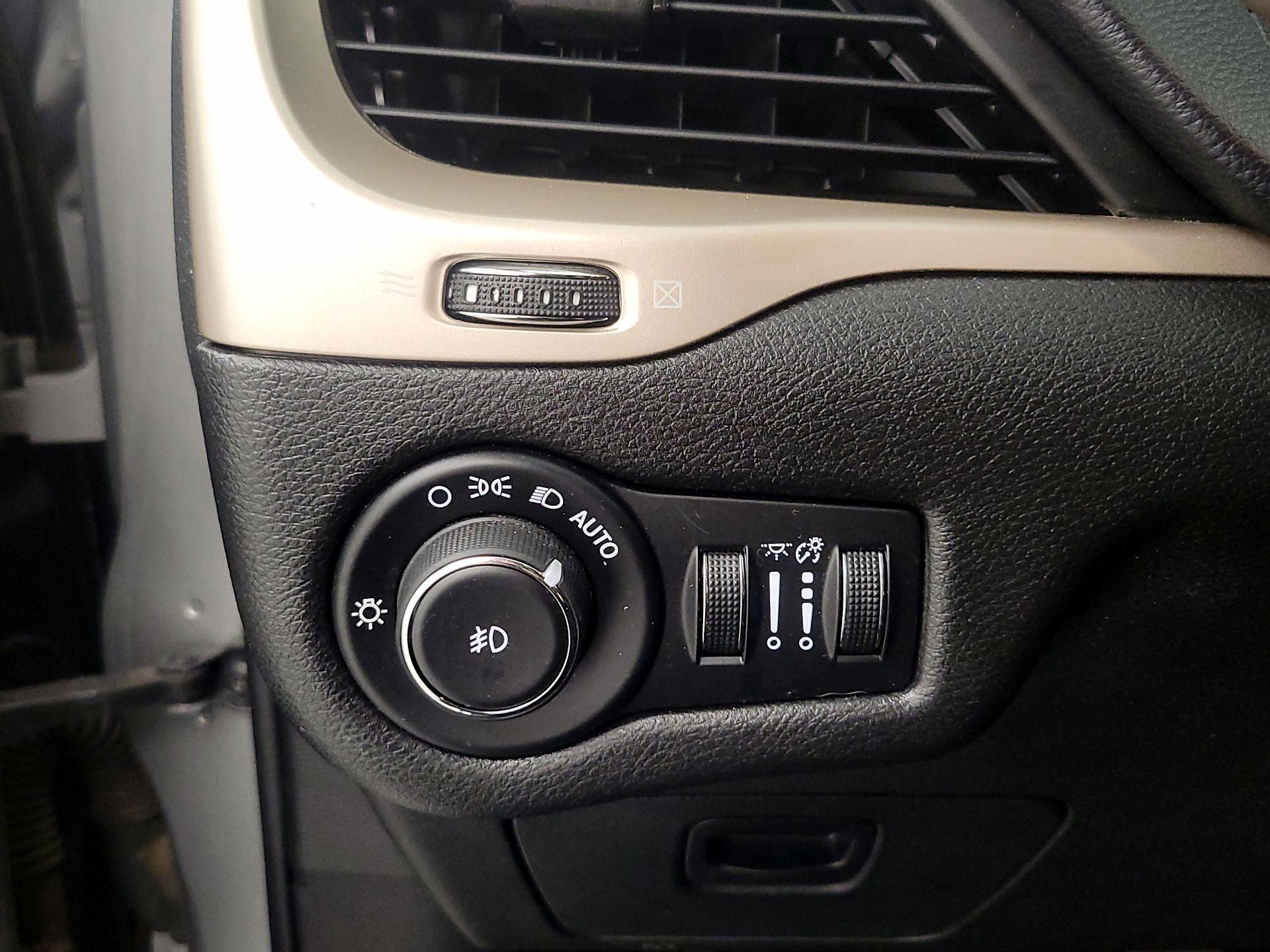 Thumbnail: 2015 Jeep Cherokee - 13