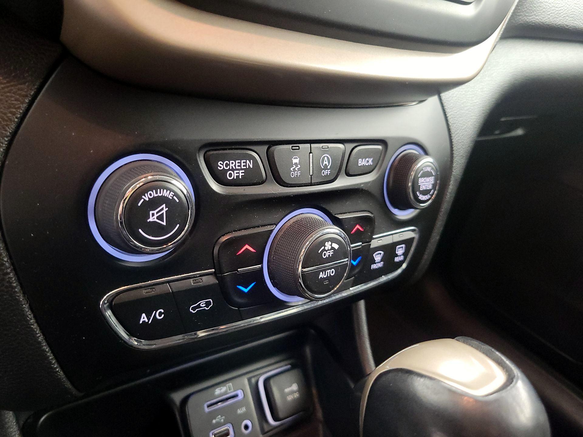 Thumbnail: 2015 Jeep Cherokee - 17