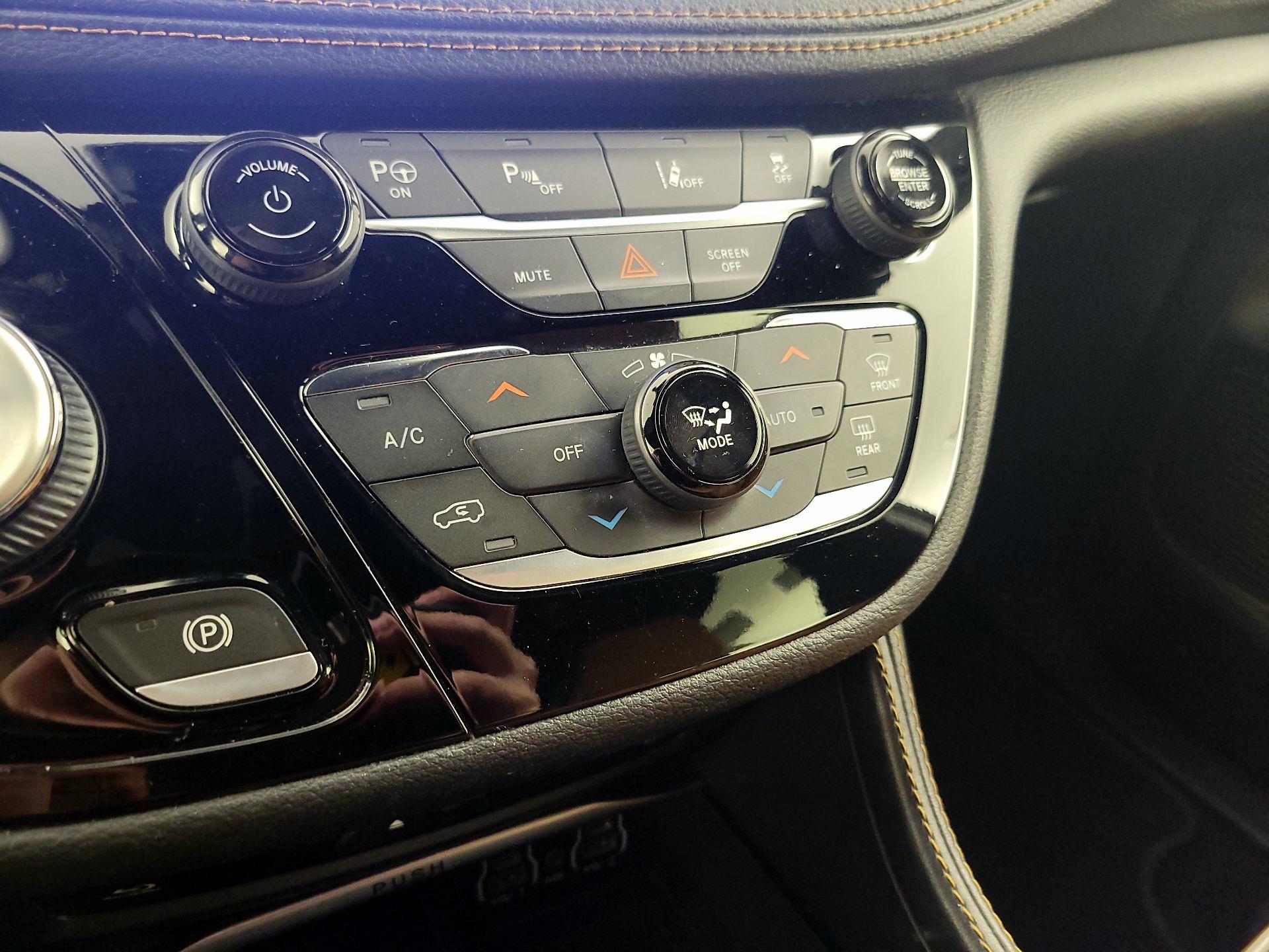 Thumbnail: 2022 Chrysler Pacifica - 17