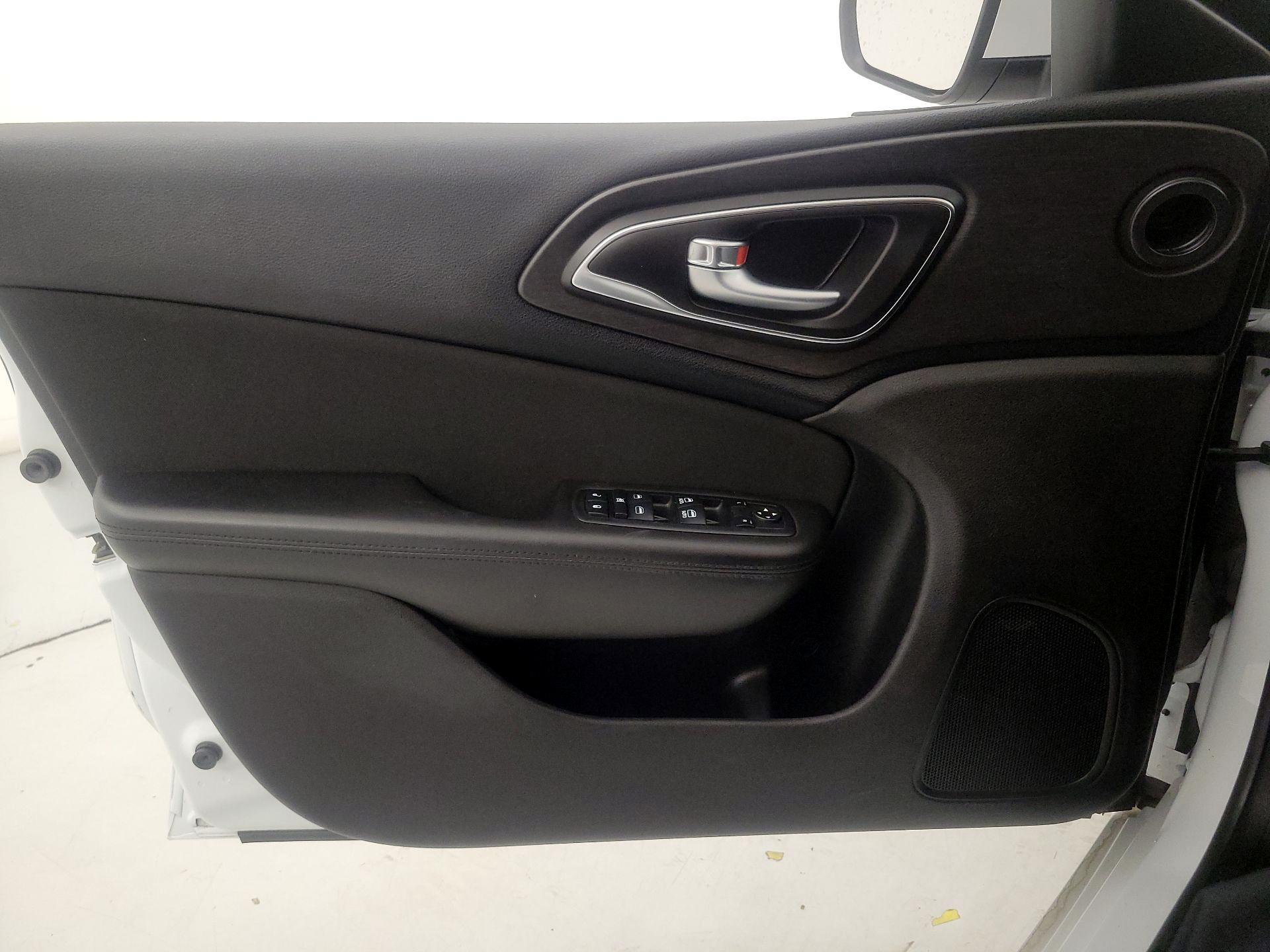 Thumbnail: 2016 Chrysler 200 - 12