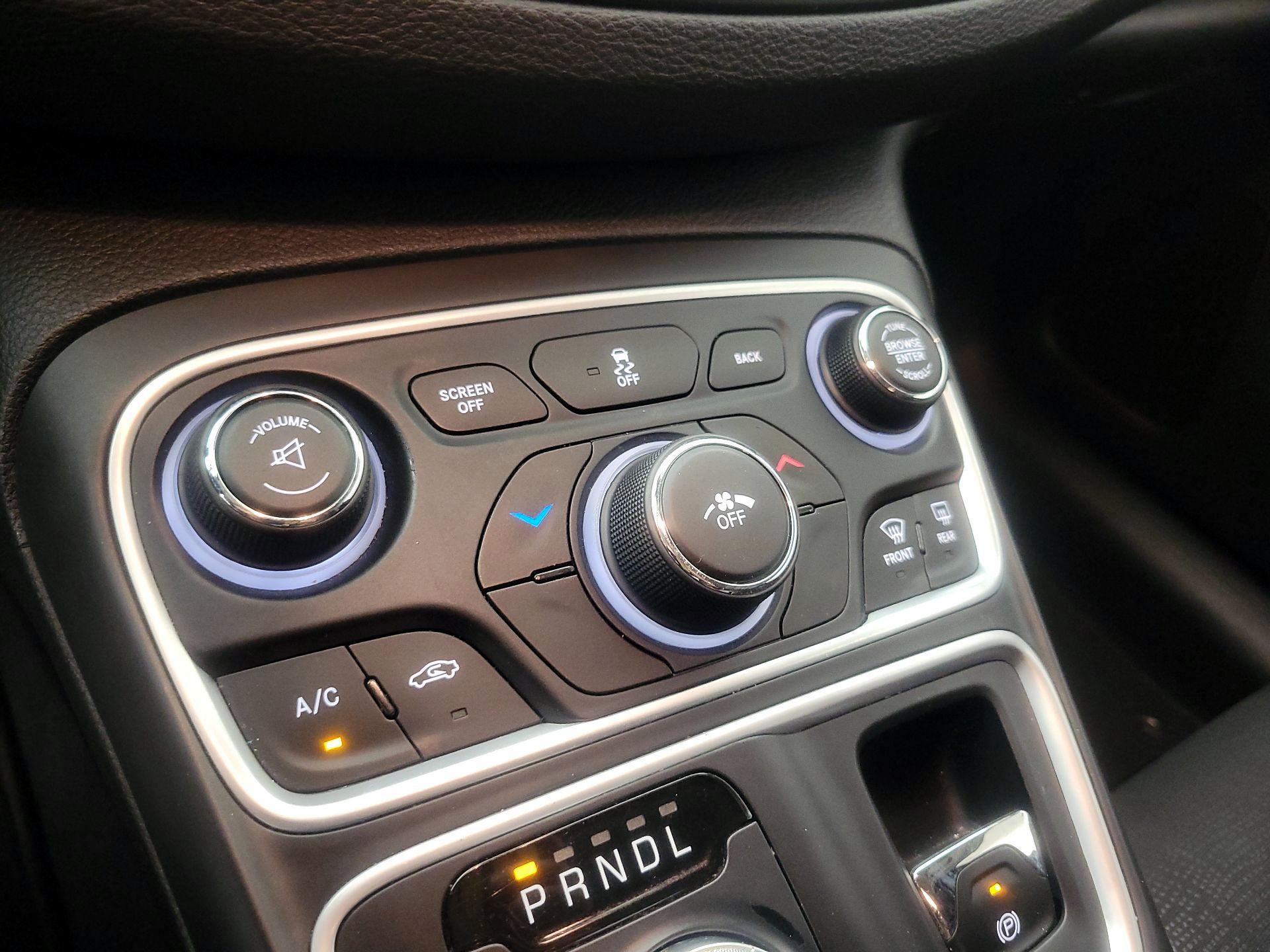 Thumbnail: 2016 Chrysler 200 - 16