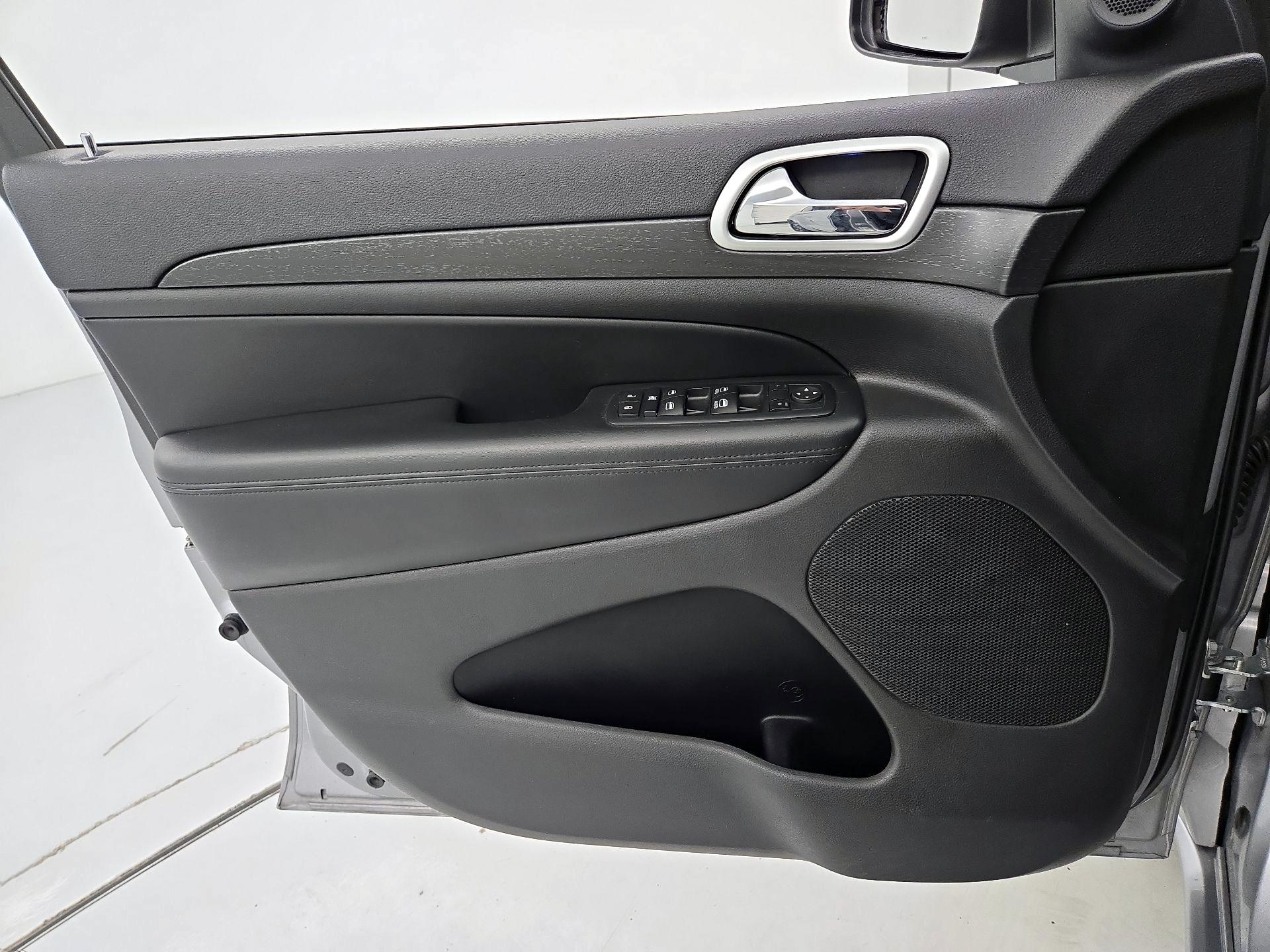 Thumbnail: 2015 Jeep Grand Cherokee - 12