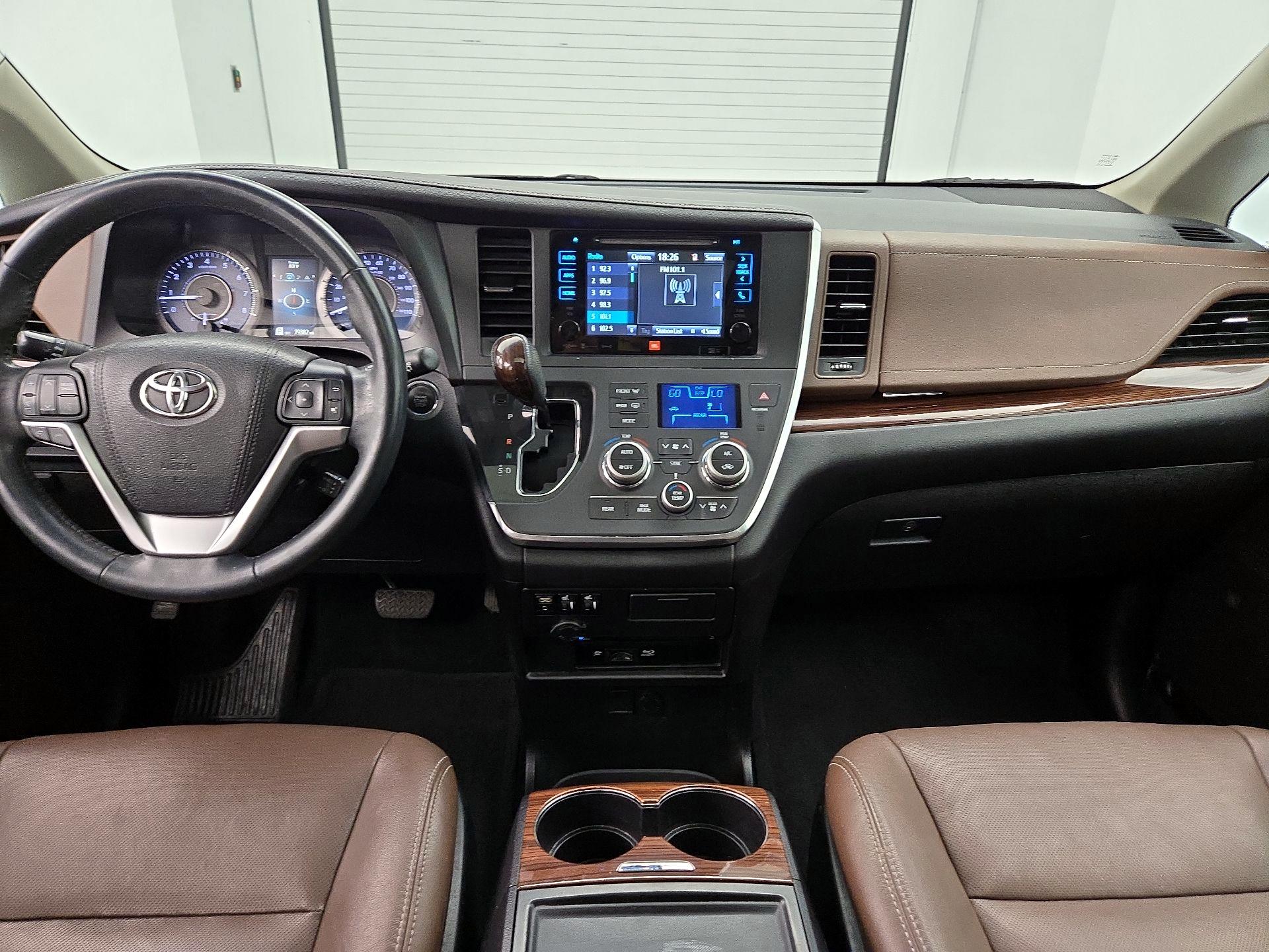 Thumbnail: 2017 Toyota Sienna - 9