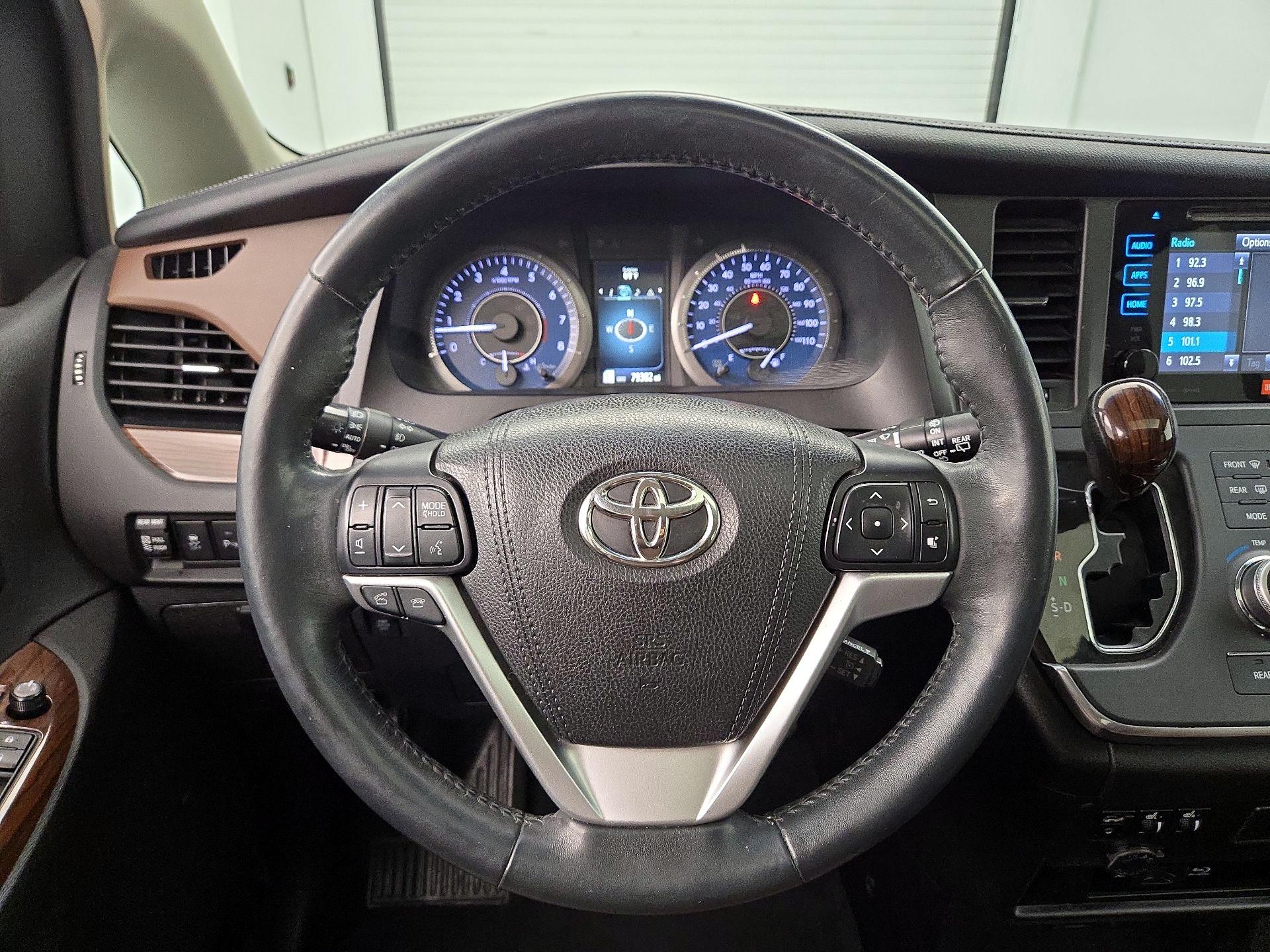 Thumbnail: 2017 Toyota Sienna - 10