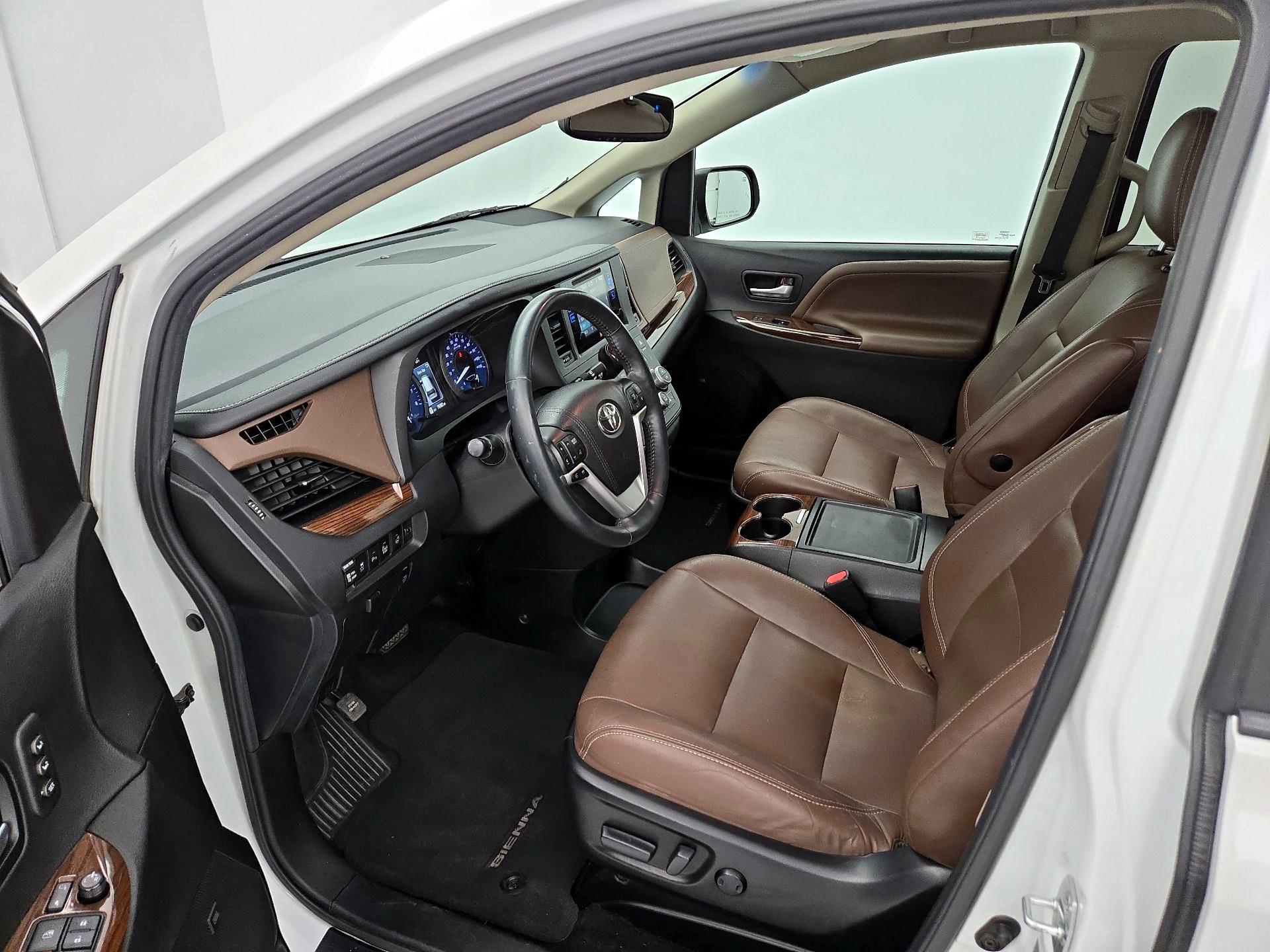 Thumbnail: 2017 Toyota Sienna - 11