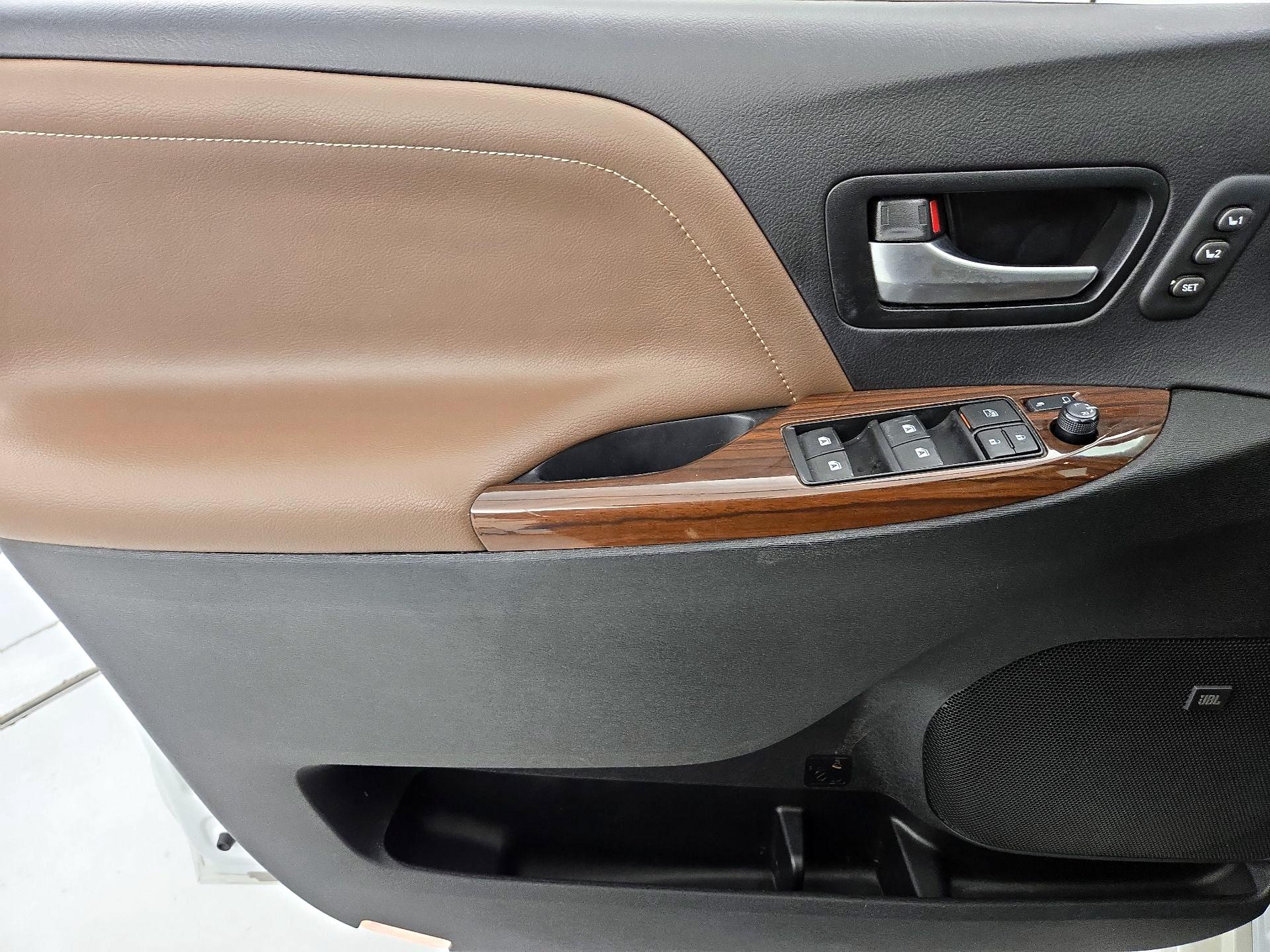 Thumbnail: 2017 Toyota Sienna - 12