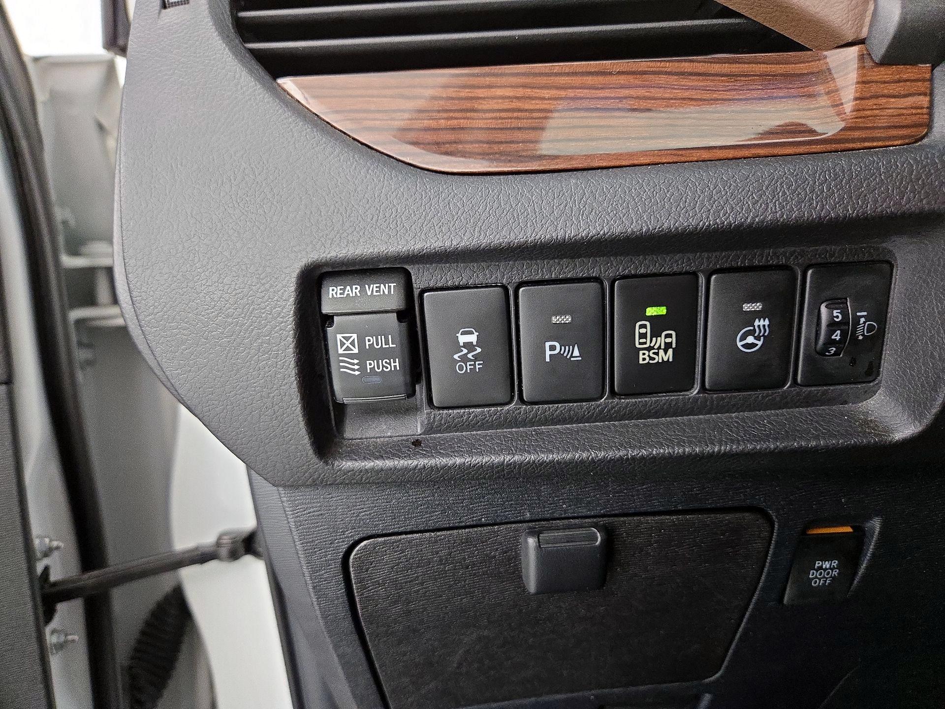 Thumbnail: 2017 Toyota Sienna - 13