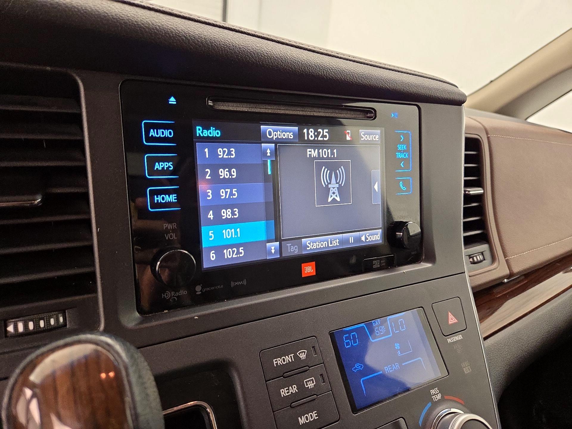 Thumbnail: 2017 Toyota Sienna - 15