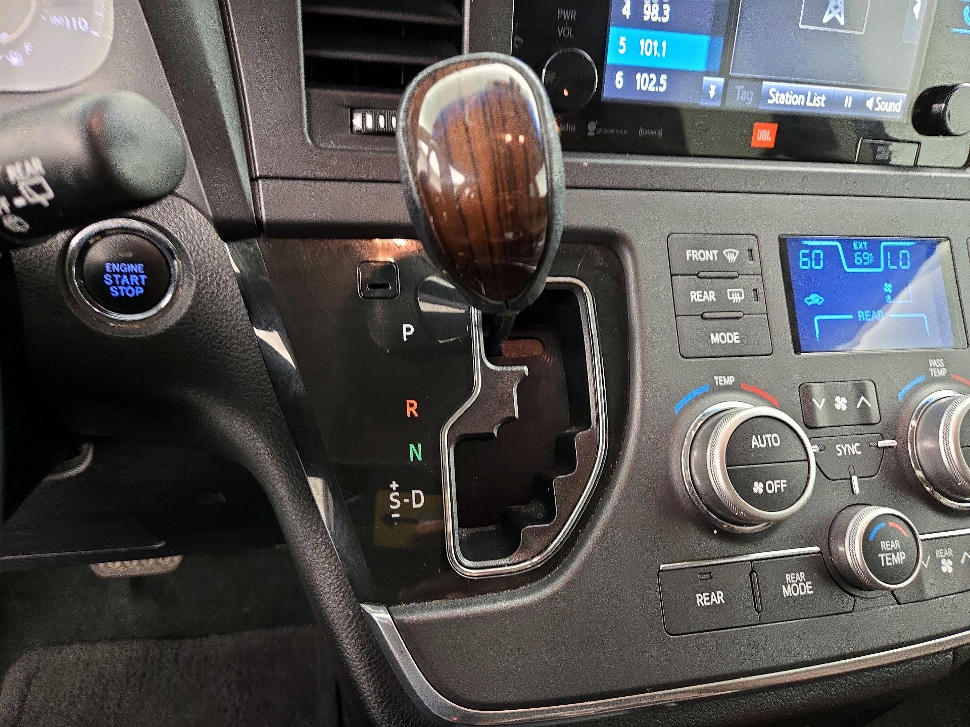 Thumbnail: 2017 Toyota Sienna - 17