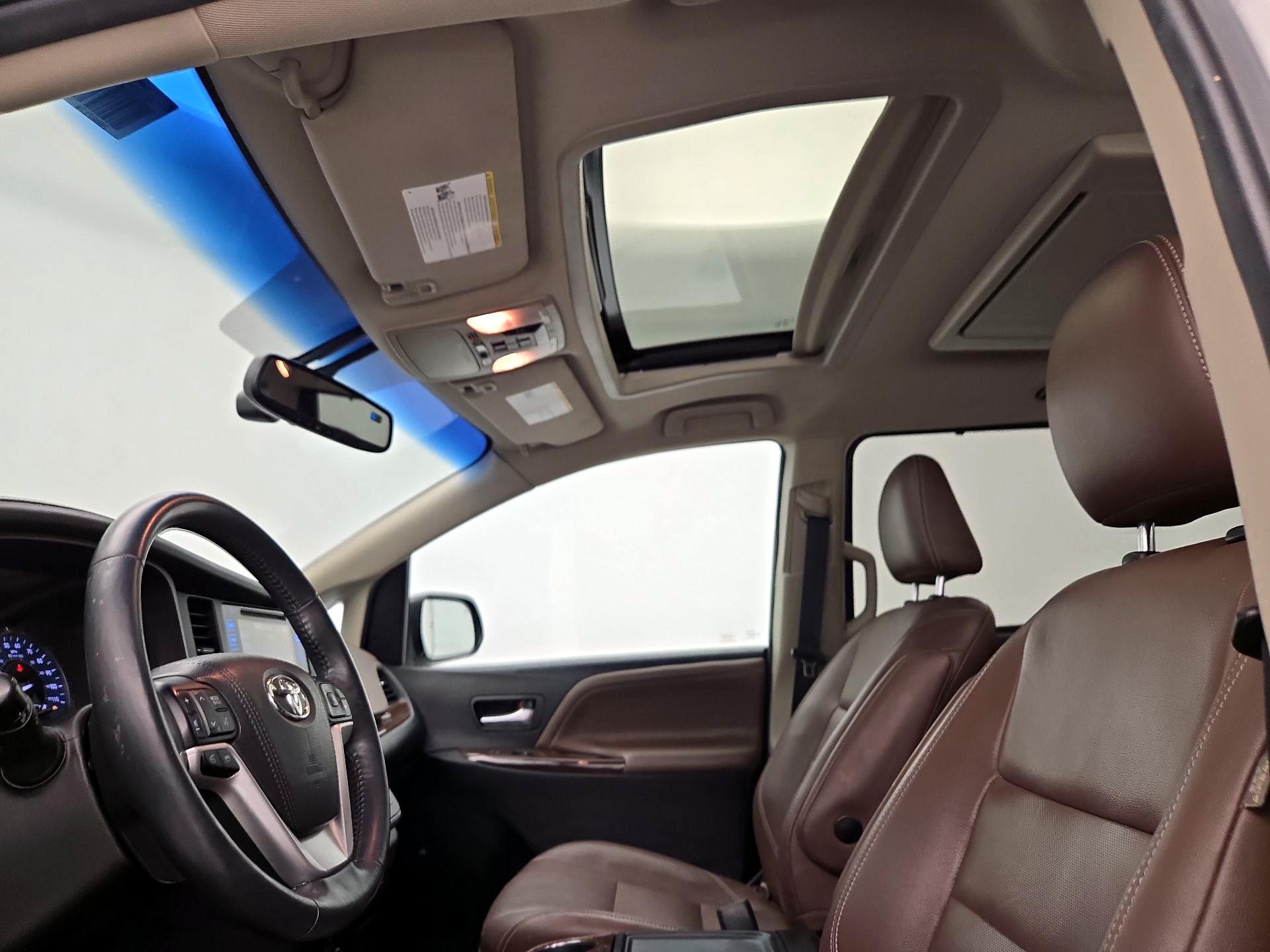 Thumbnail: 2017 Toyota Sienna - 19