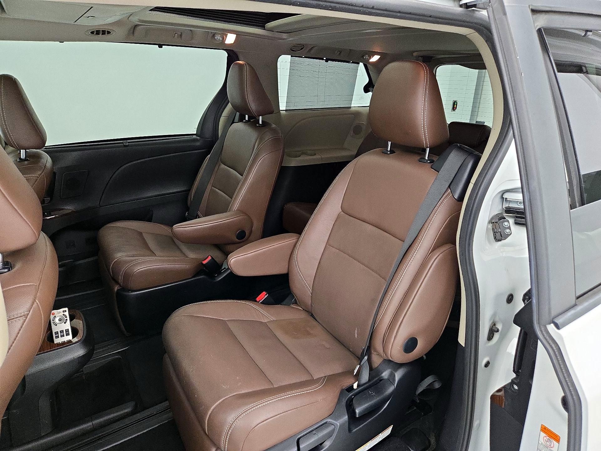 Thumbnail: 2017 Toyota Sienna - 20