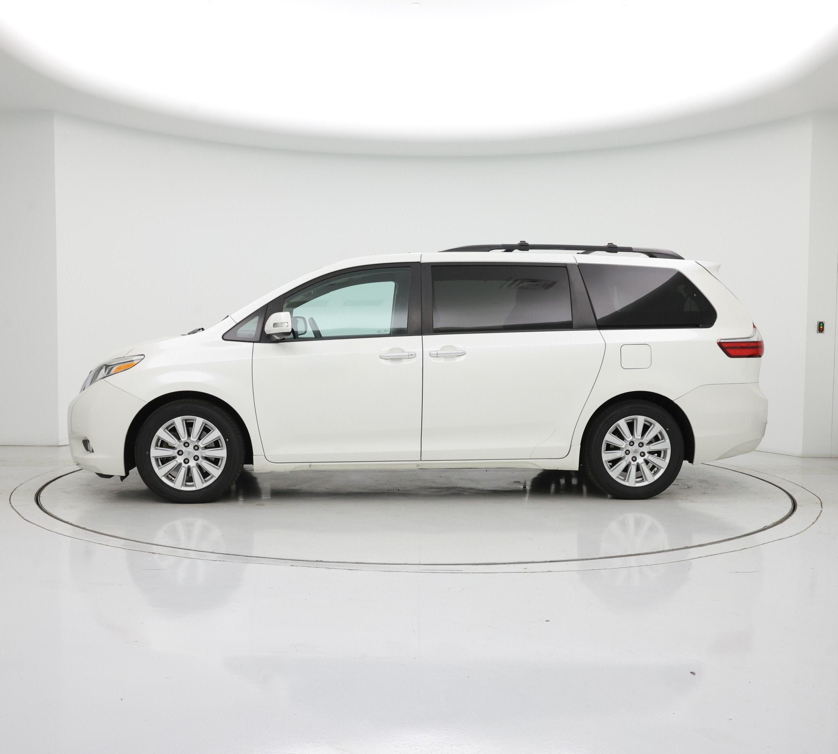 Thumbnail: 2017 Toyota Sienna - 3