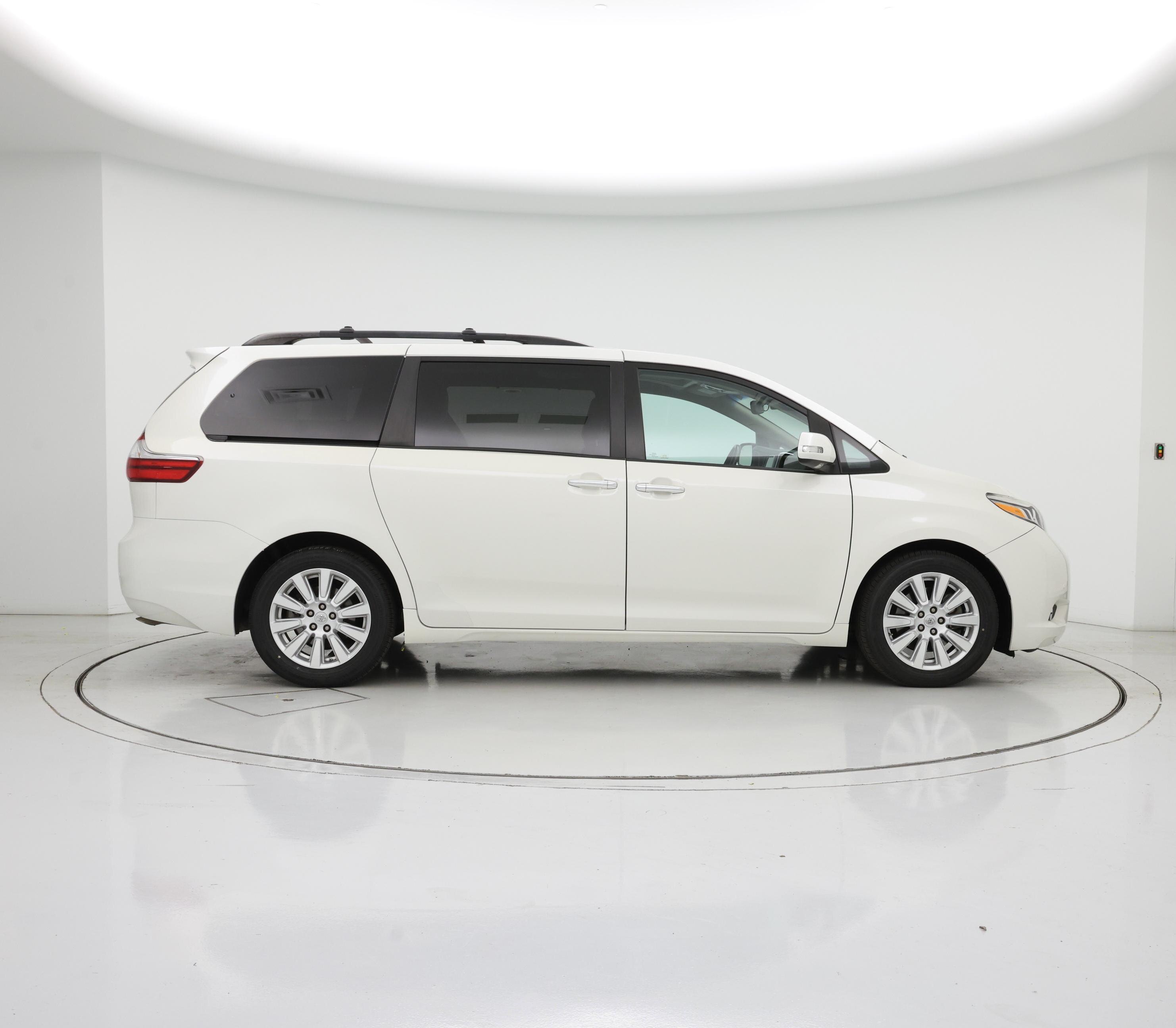 Thumbnail: 2017 Toyota Sienna - 7