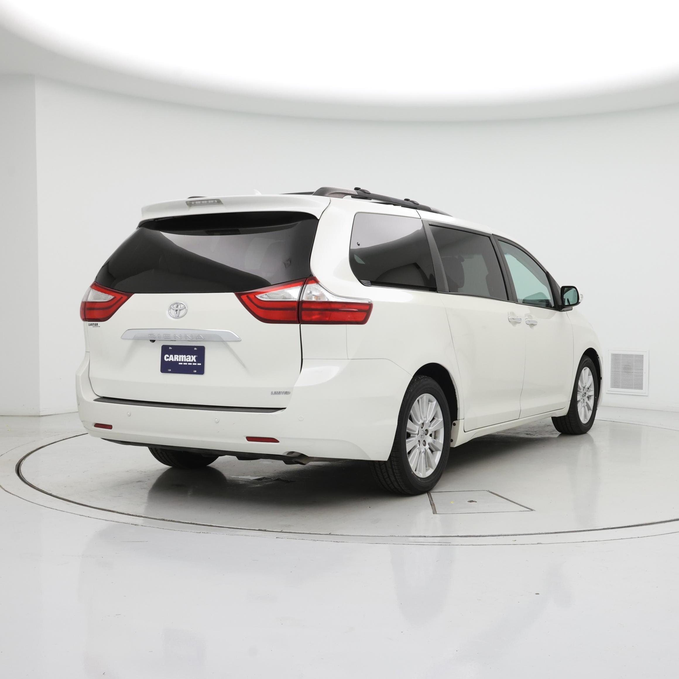 Thumbnail: 2017 Toyota Sienna - 8