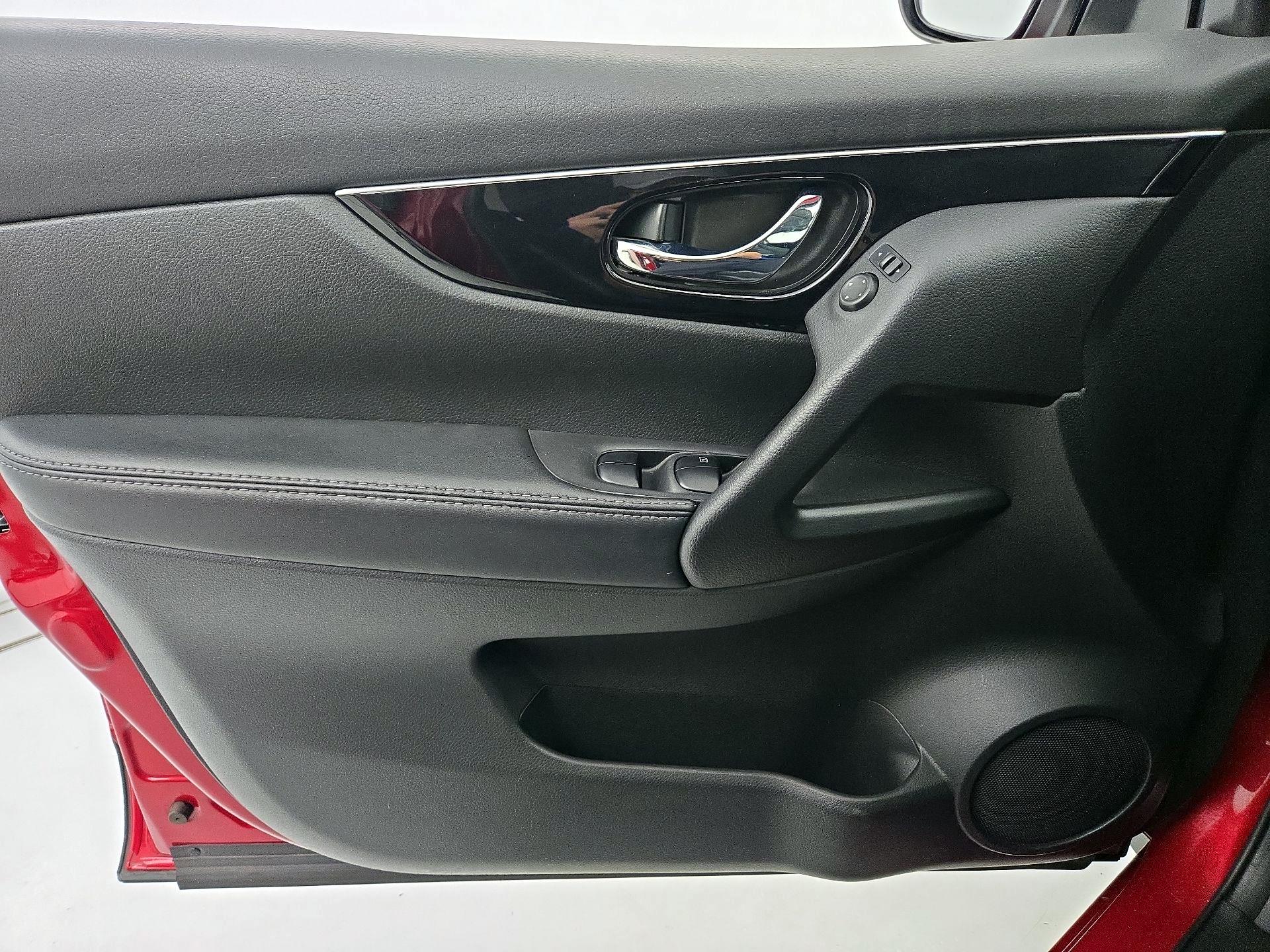 Thumbnail: 2017 Nissan Rogue Sport - 12