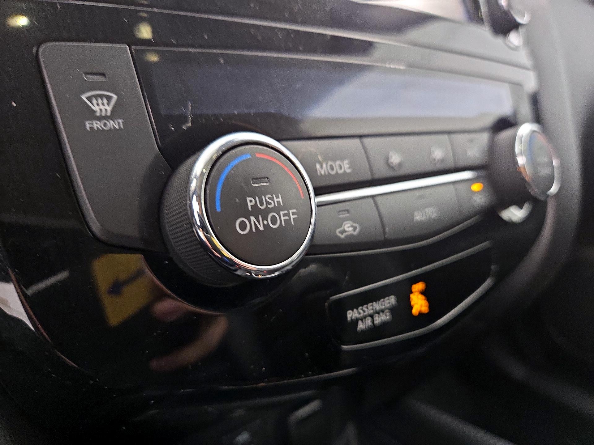 Thumbnail: 2017 Nissan Rogue Sport - 17