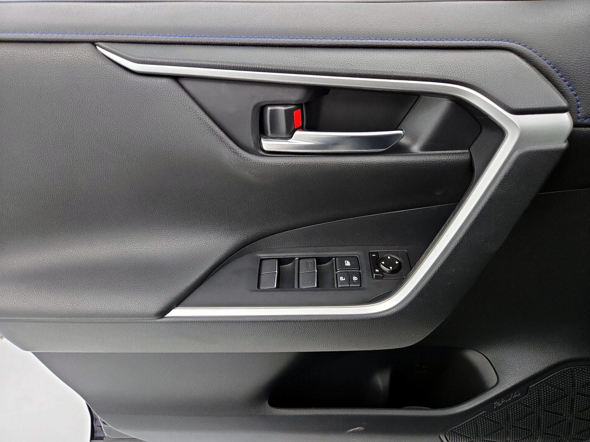 Thumbnail: 2019 Toyota RAV4 - 12