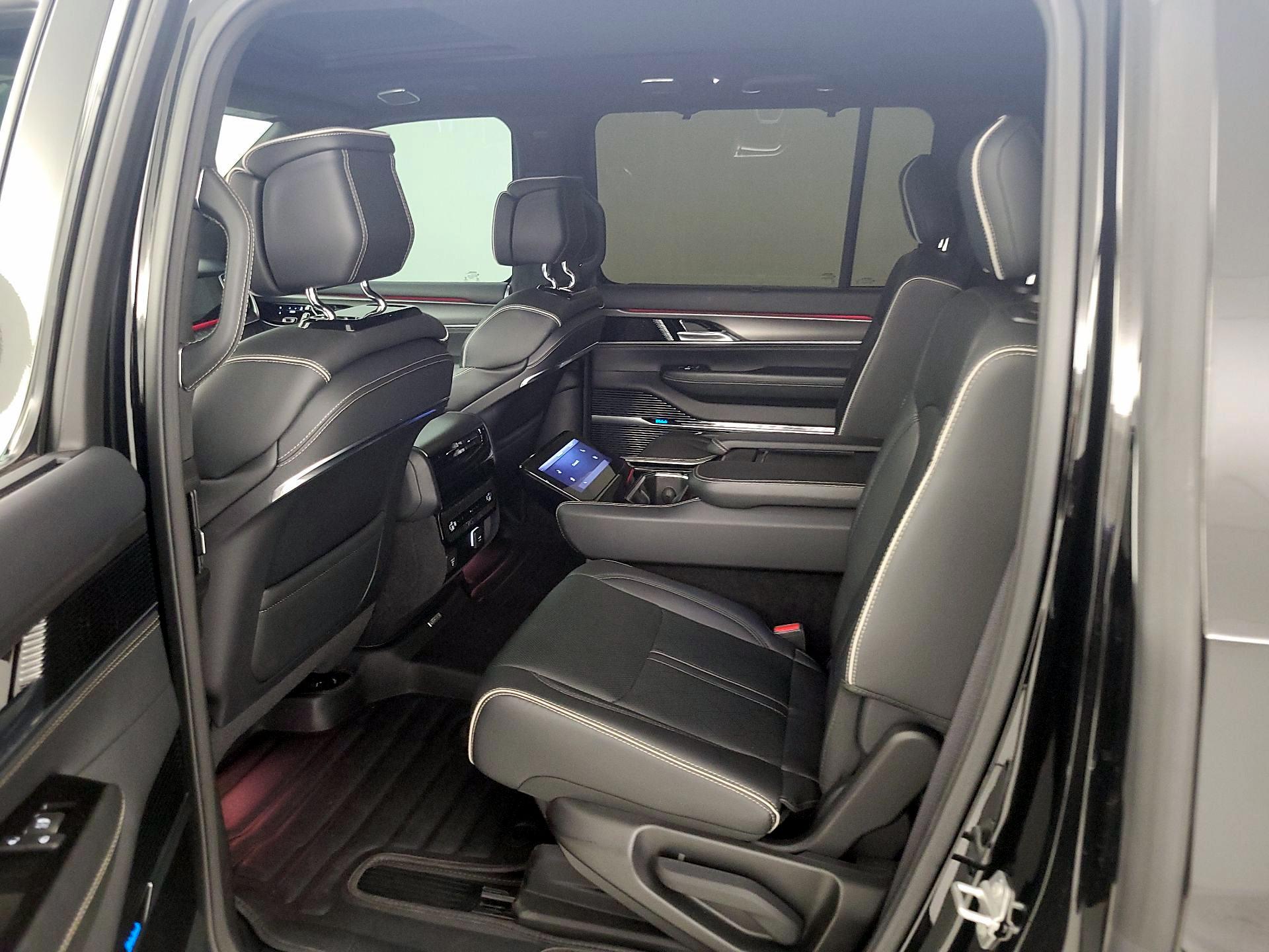 Thumbnail: 2023 Jeep Grand Wagoneer - 20