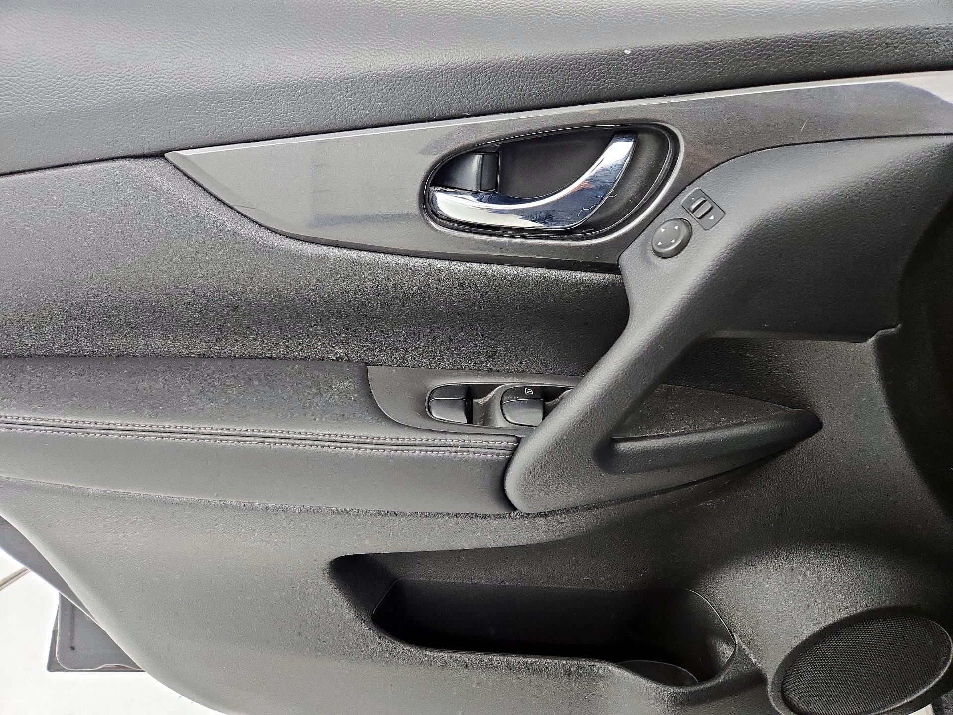 Thumbnail: 2017 Nissan Rogue - 12