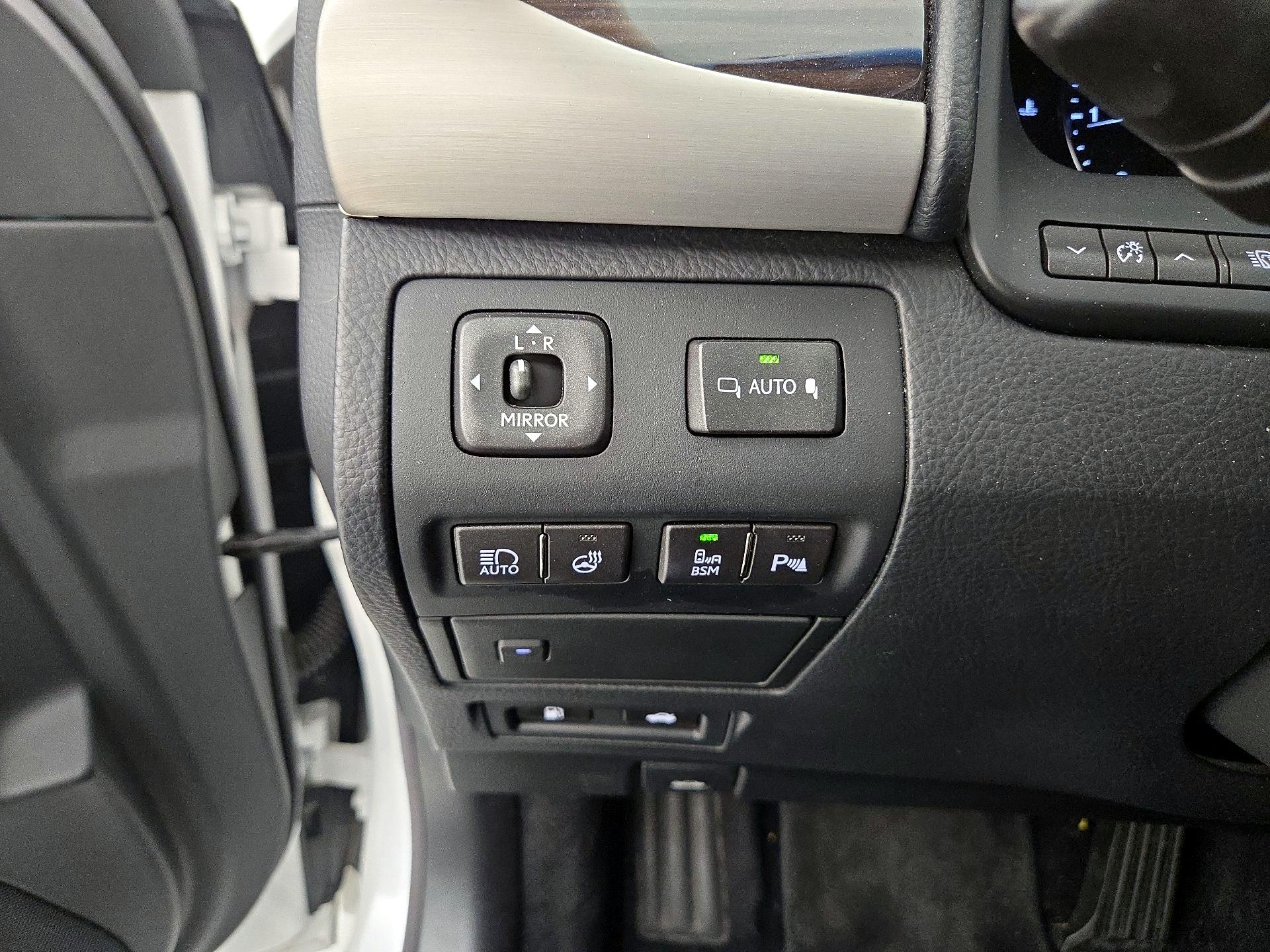 Thumbnail: 2015 Lexus LS - 13