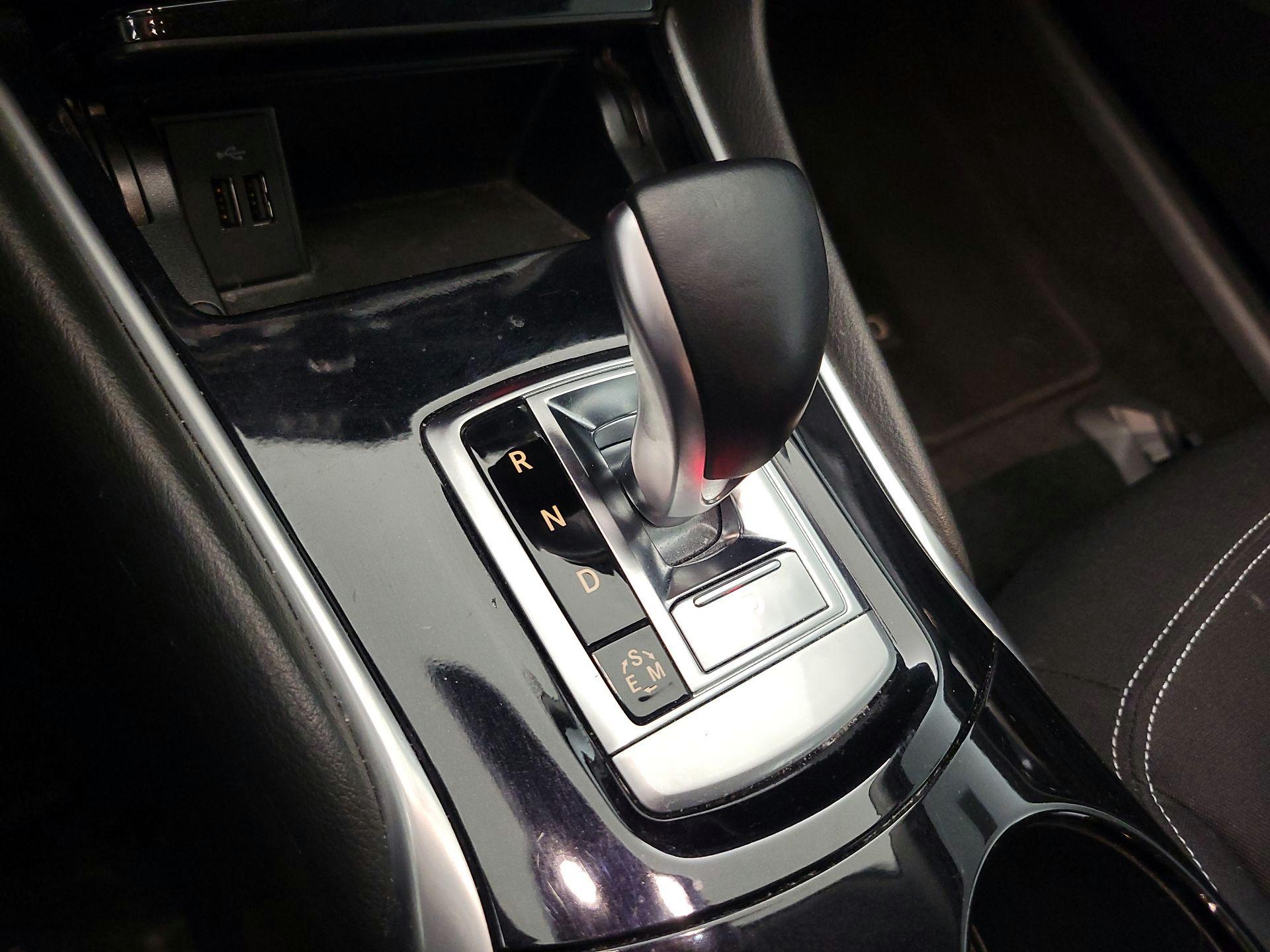 Thumbnail: 2018 INFINITI QX30 - 17